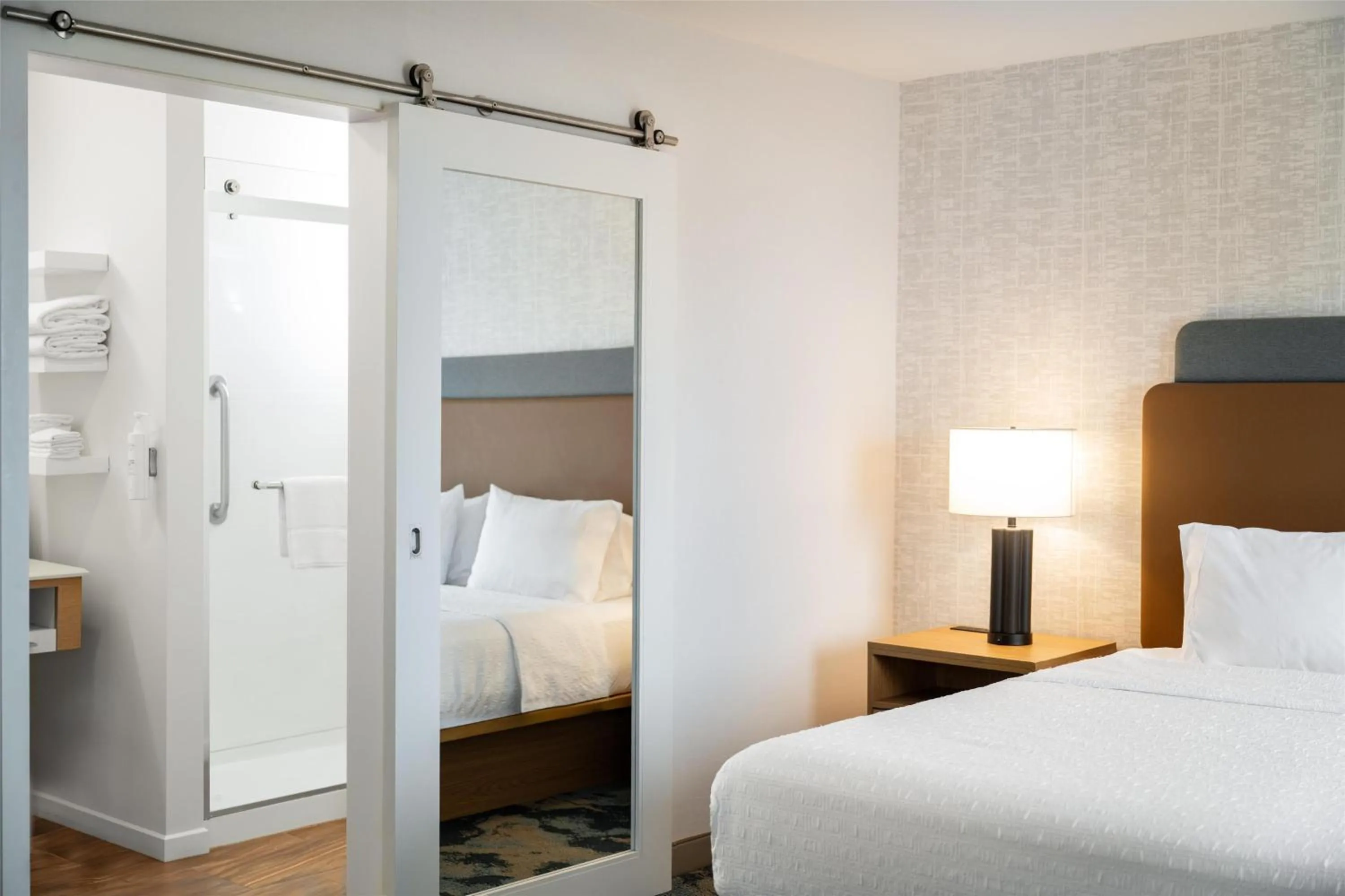 Bed in Hampton Inn and Suites La Crosse Downtown