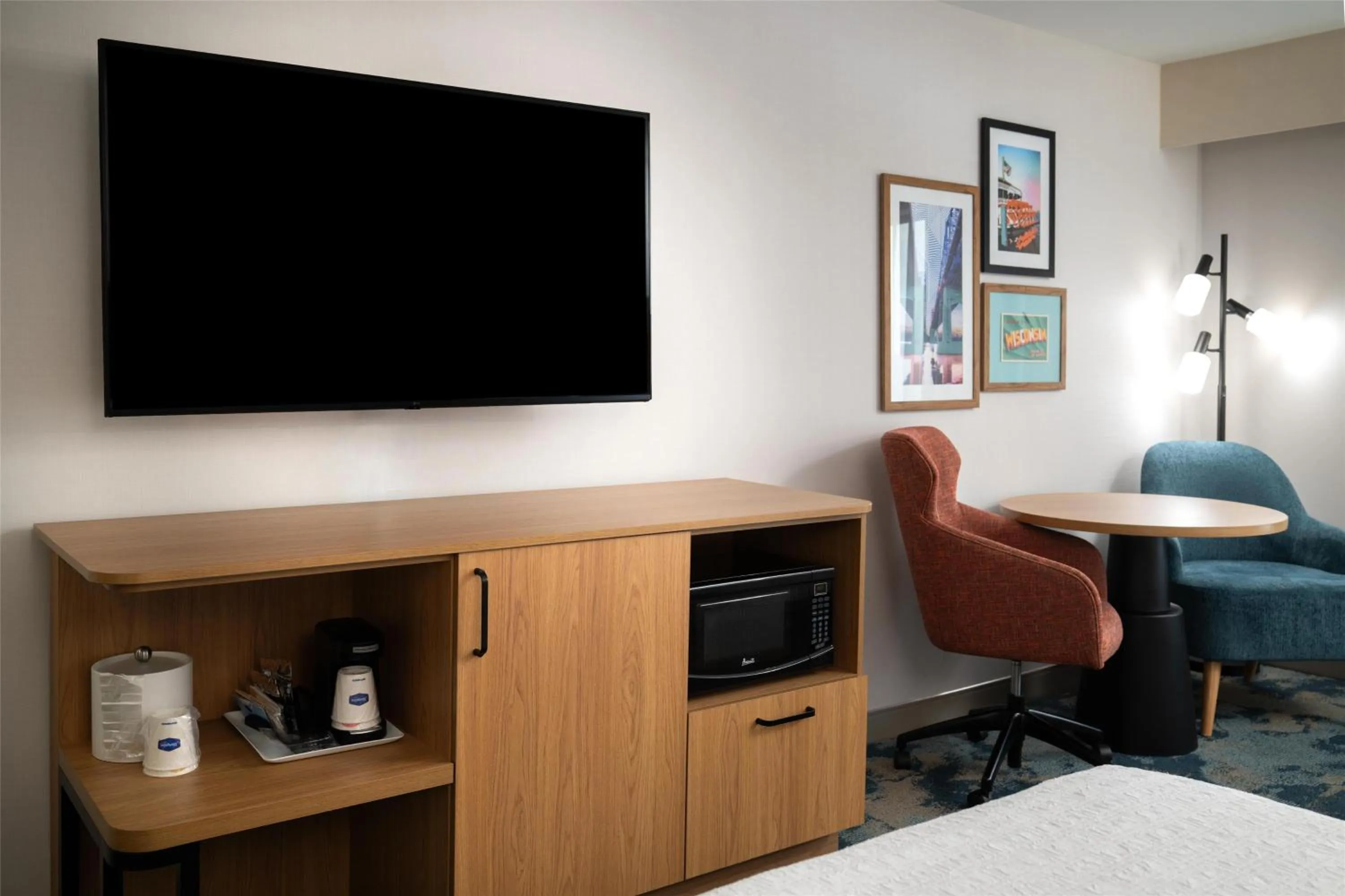 Living room, Bed in Hampton Inn and Suites La Crosse Downtown