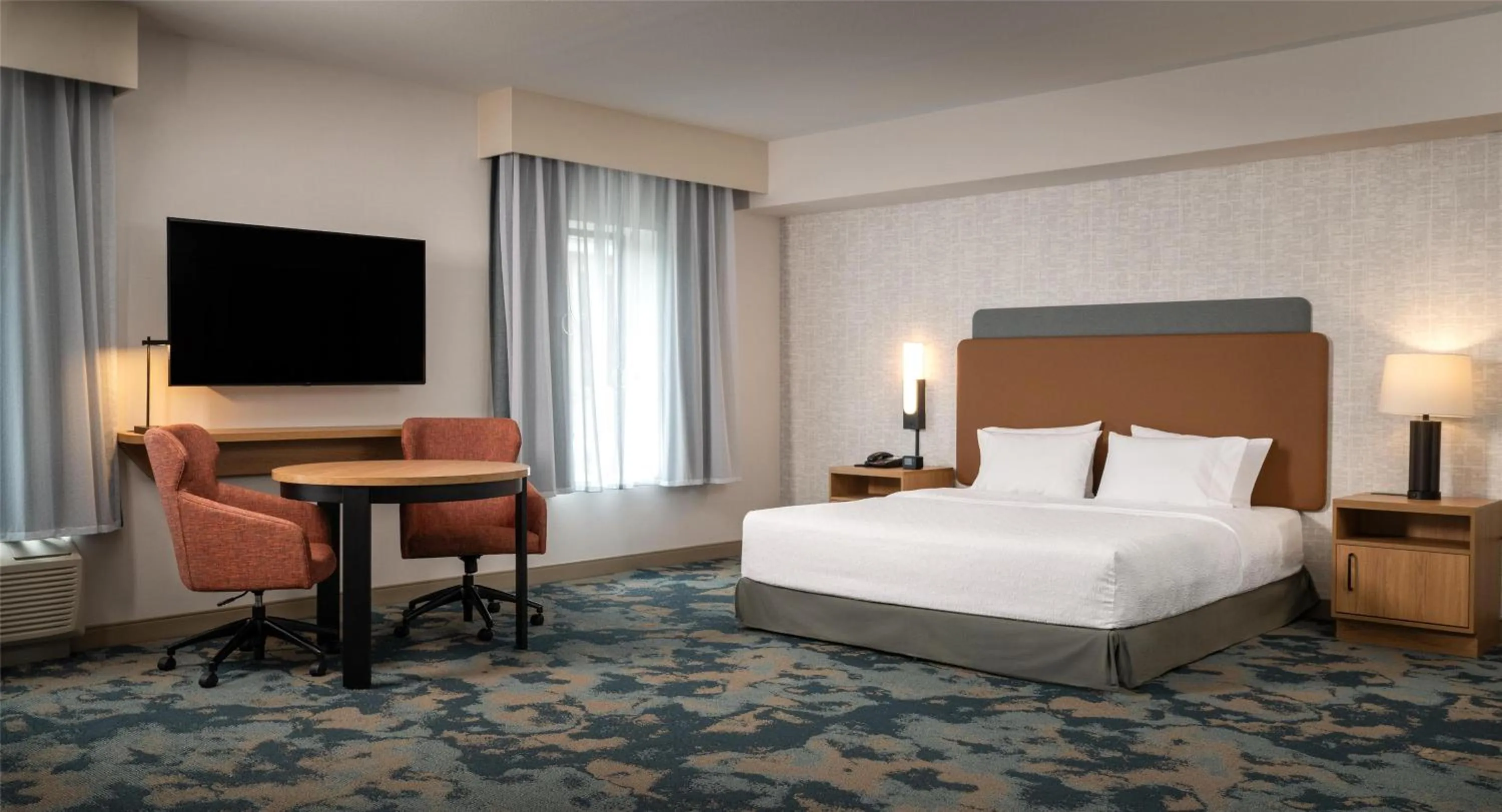 Bed in Hampton Inn and Suites La Crosse Downtown