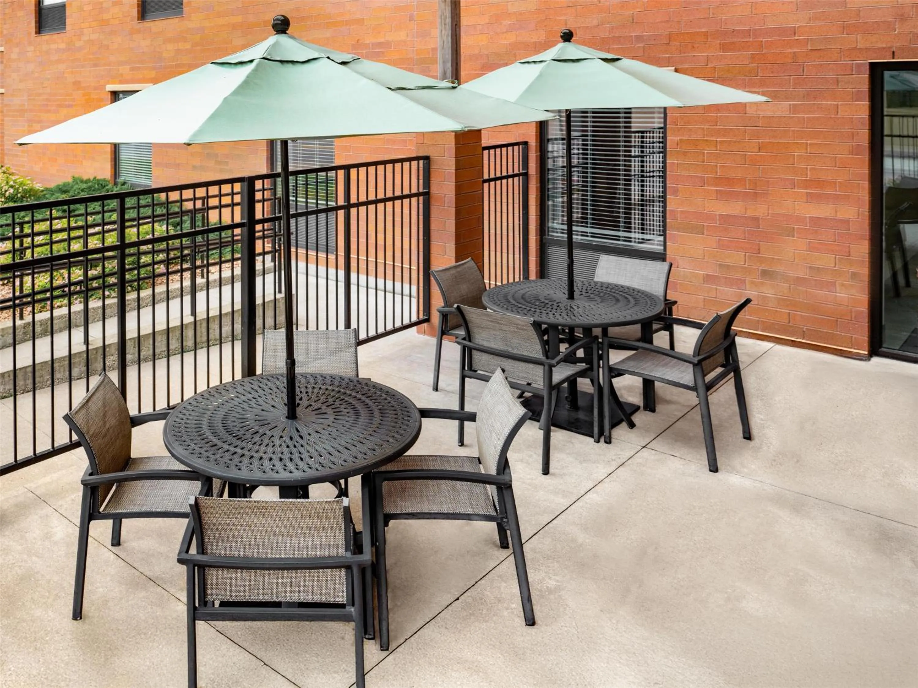 Patio in Hampton Inn and Suites La Crosse Downtown