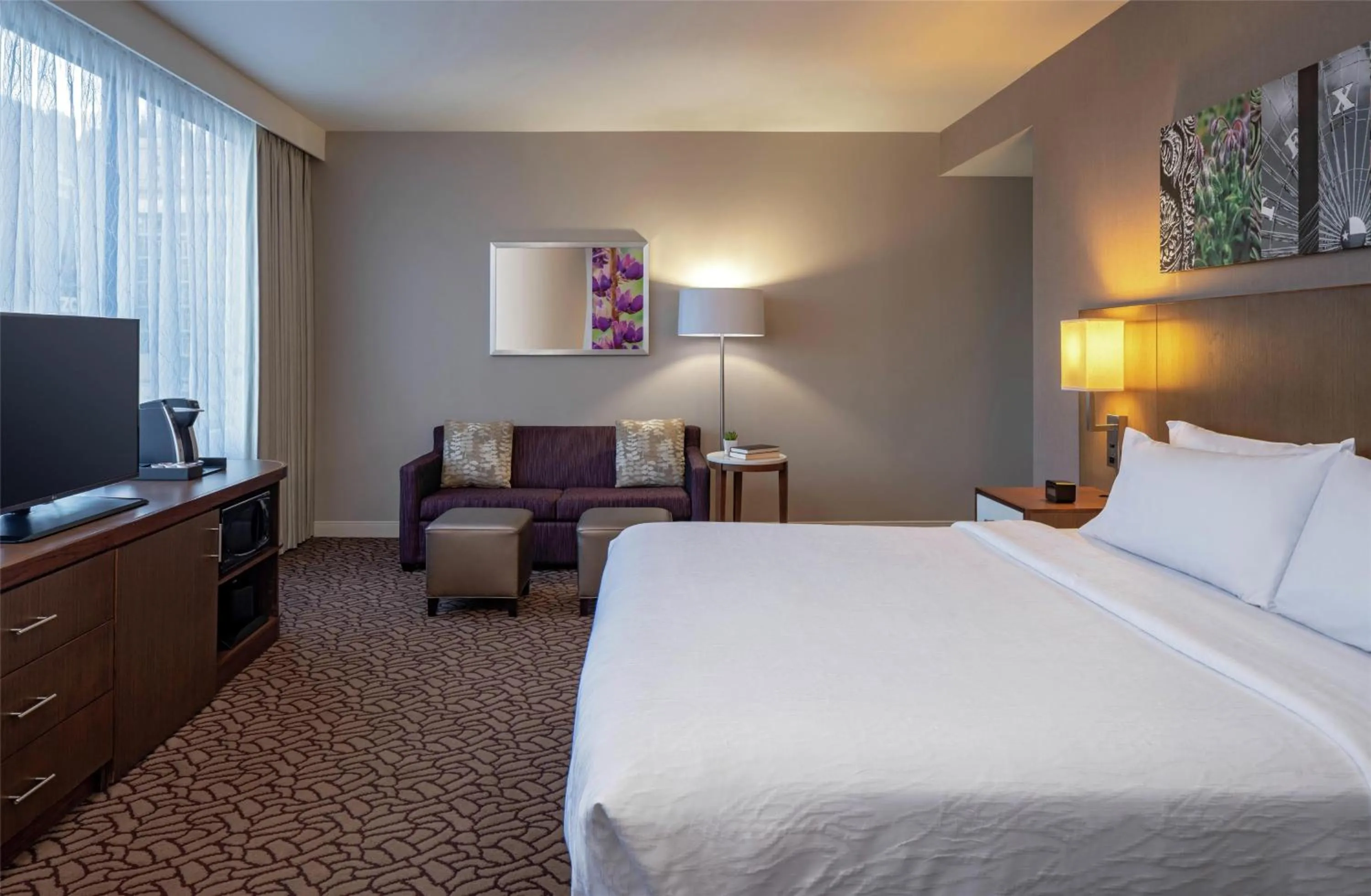 Living room, Bed in Hilton Garden Inn Downtown Dallas