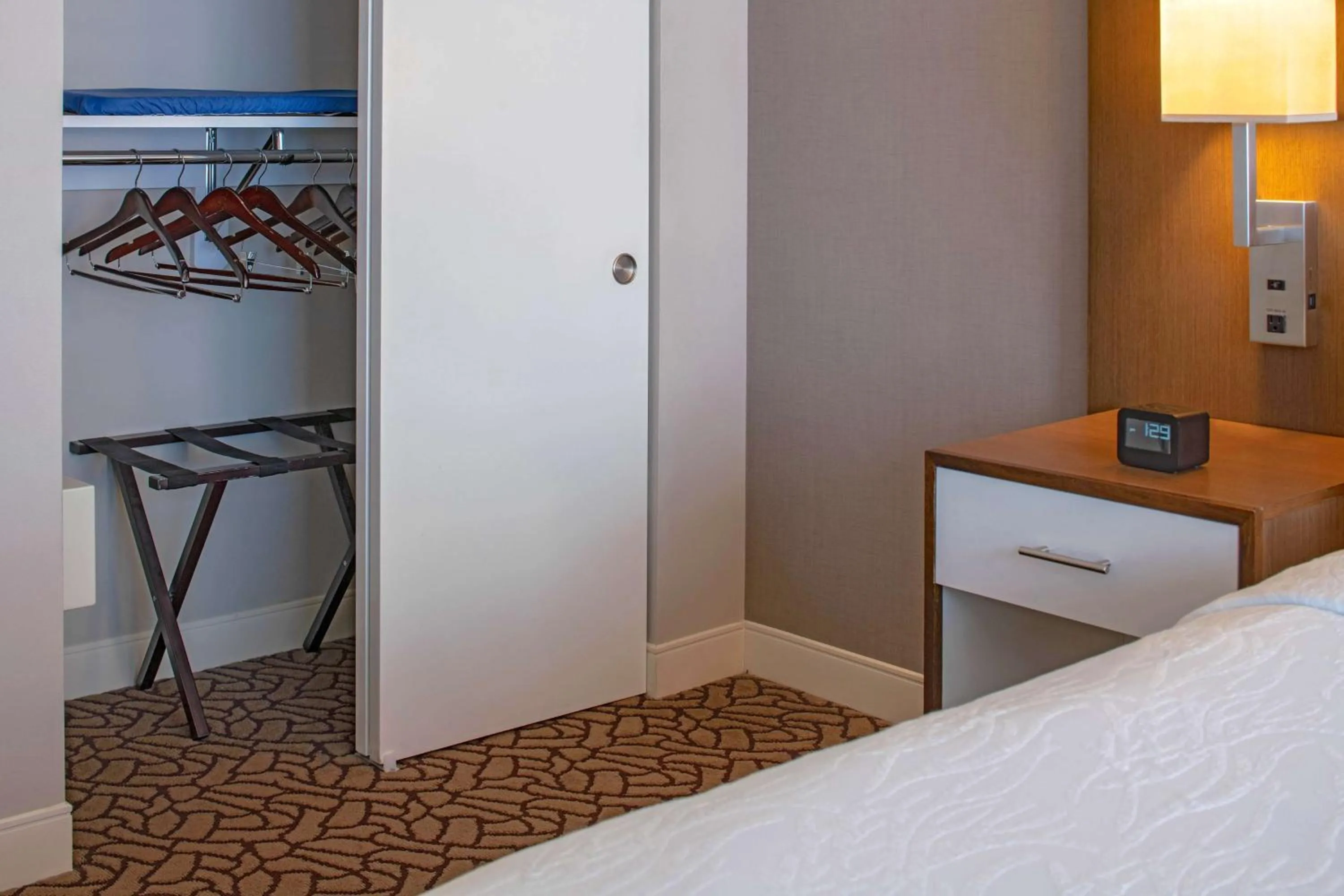 Bedroom, Bed in Hilton Garden Inn Downtown Dallas