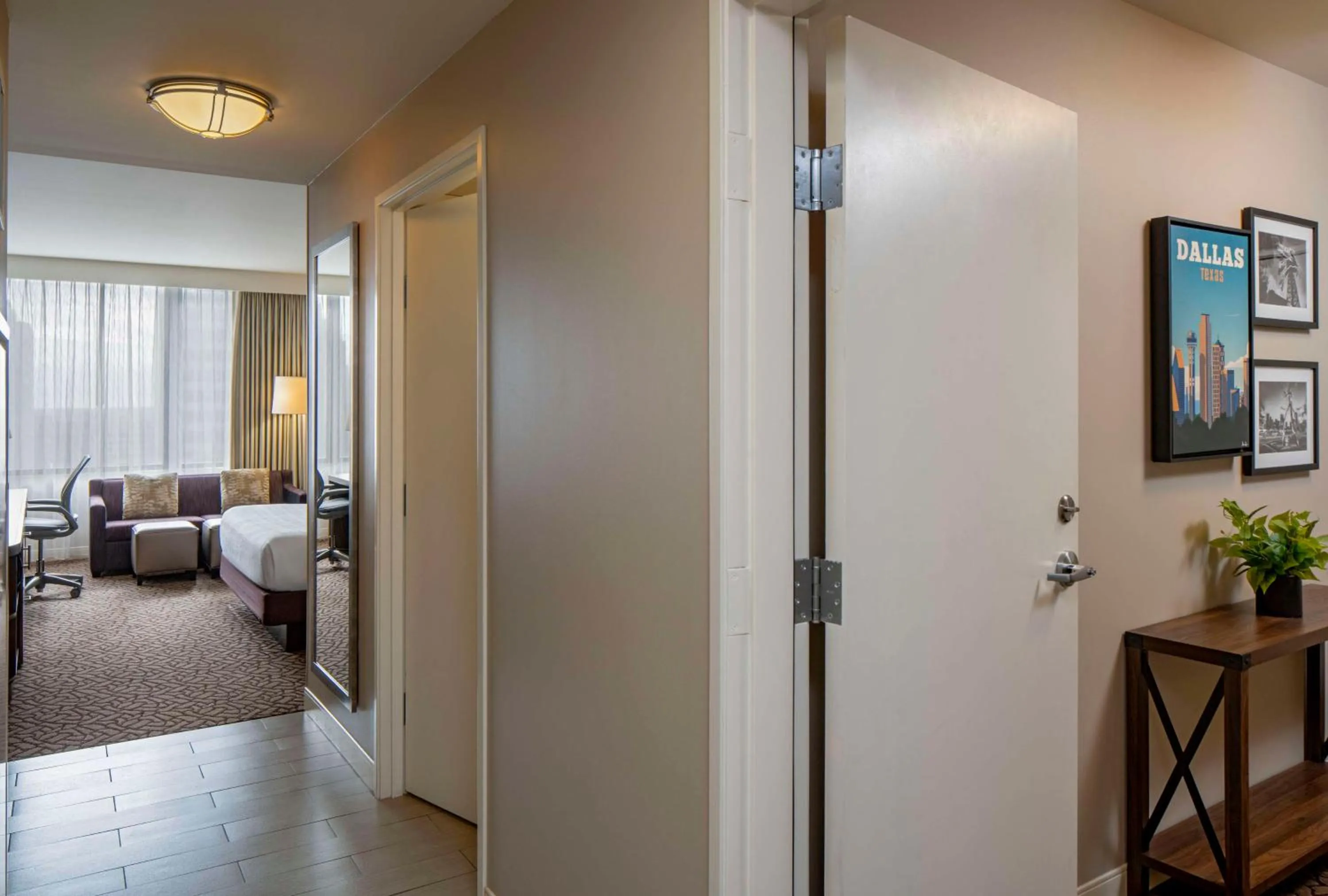 Photo of the whole room, Bed in Hilton Garden Inn Downtown Dallas