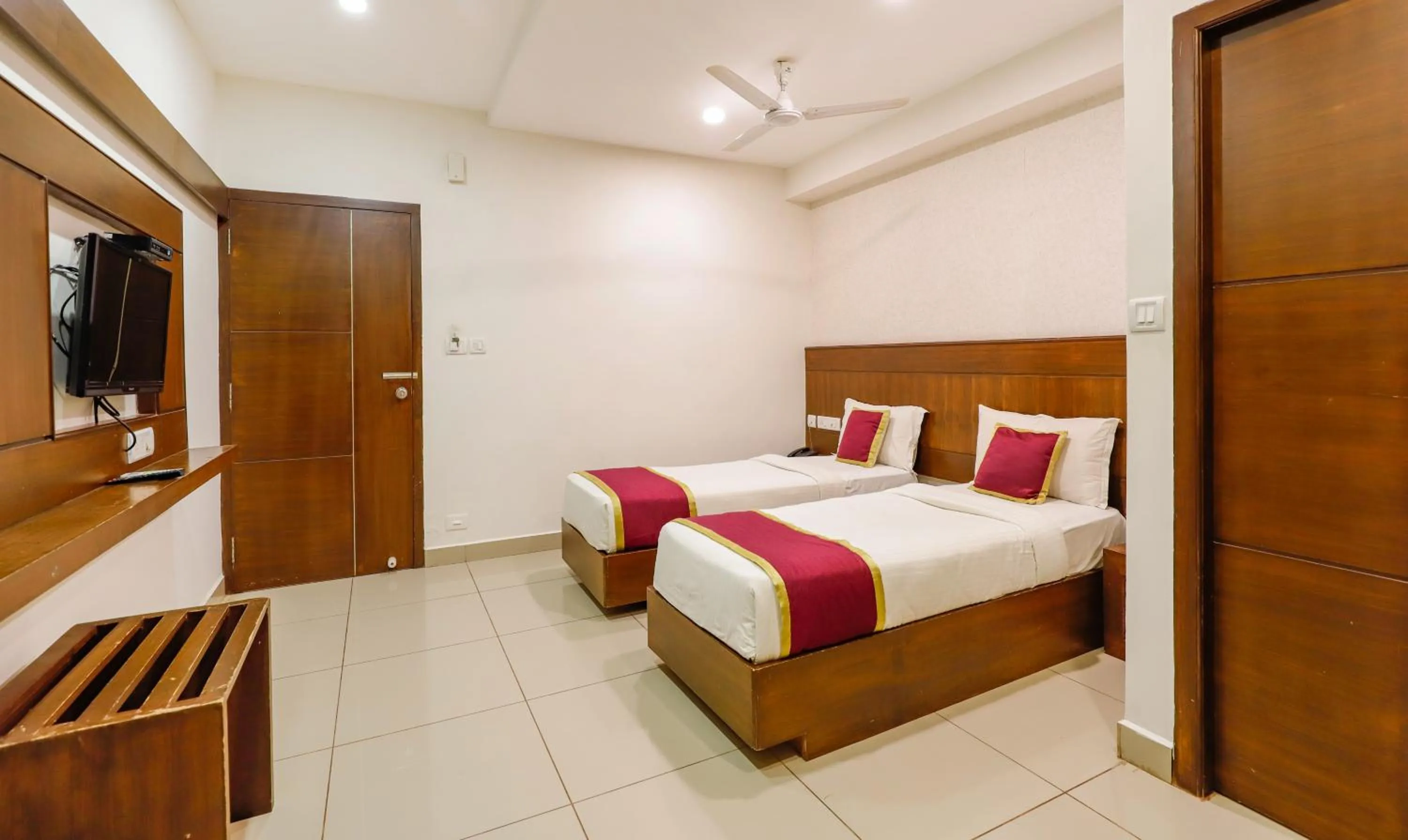 Bed in The Mount City Near US Consulate