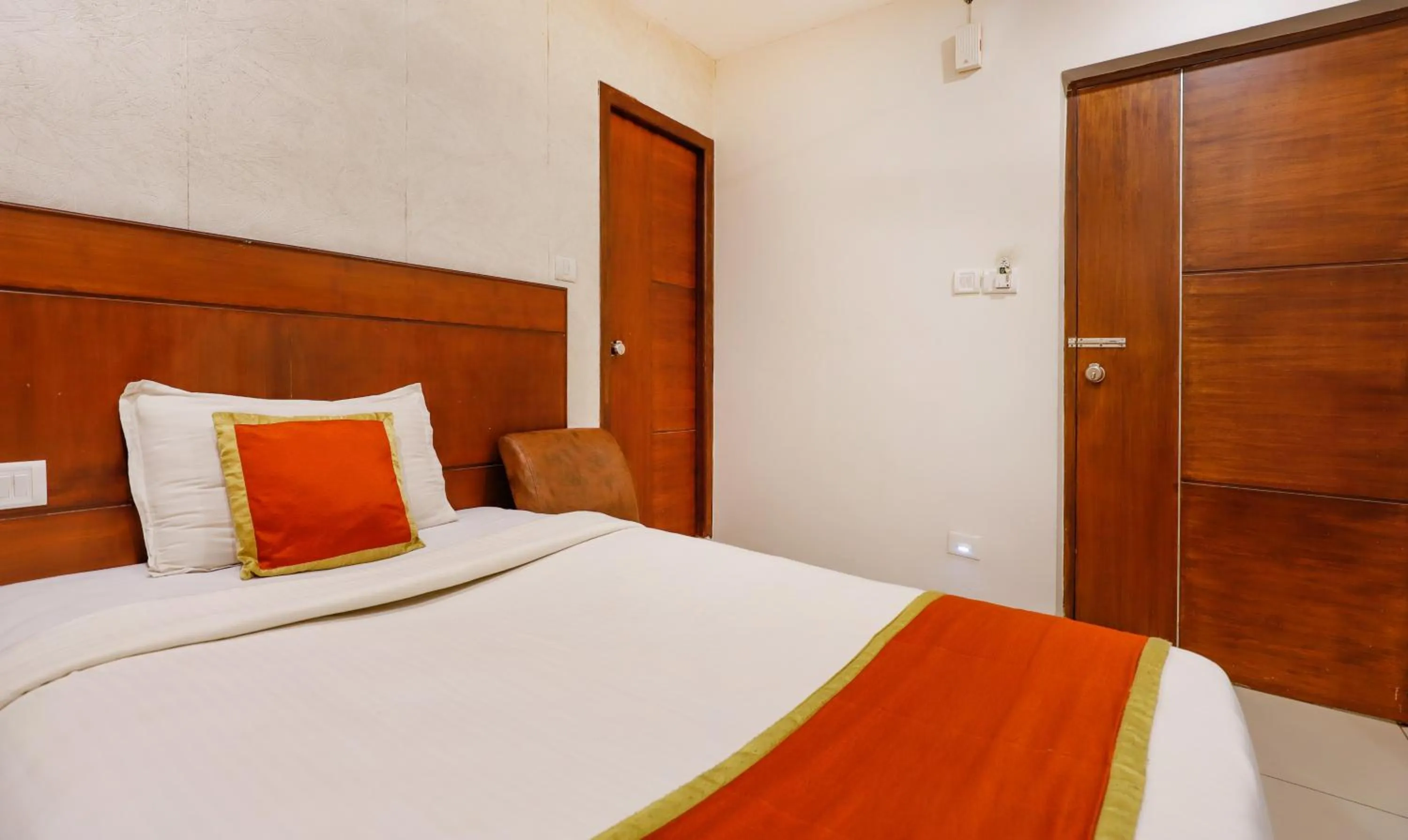 Bed in The Mount City Near US Consulate