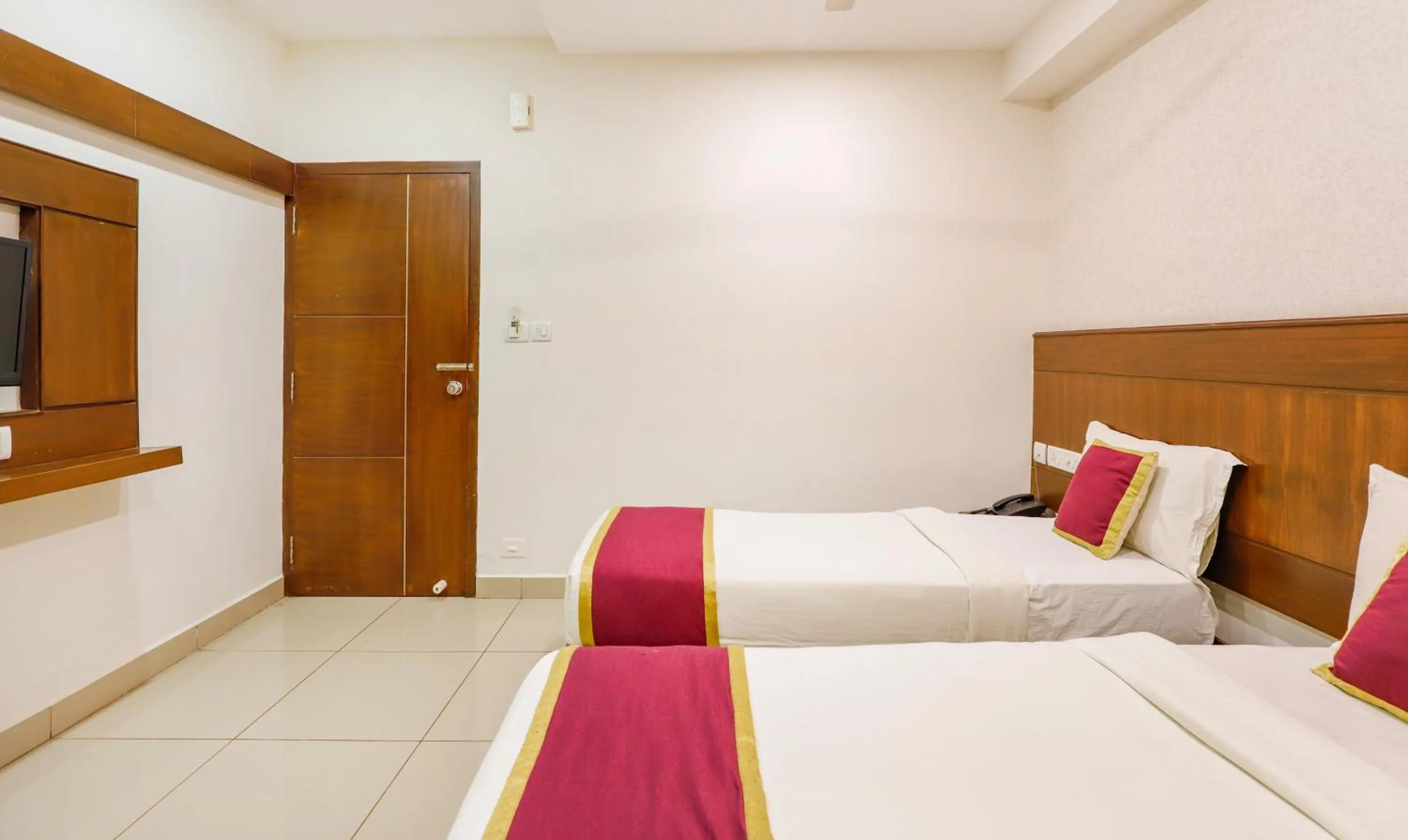 Bed in The Mount City Near US Consulate