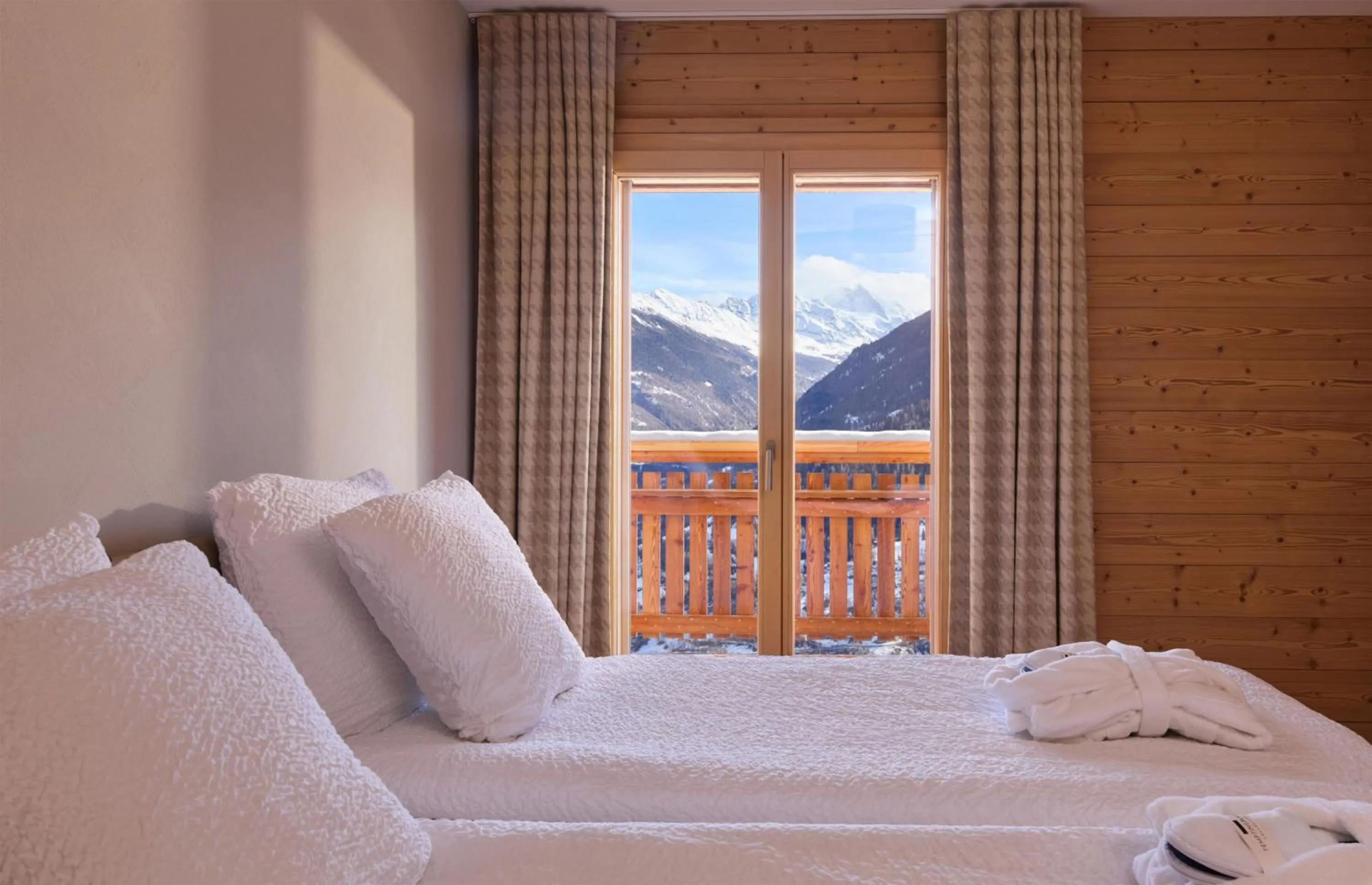 Bedroom, Bed in Dent Blanche Resort - TemptingPlaces Collection