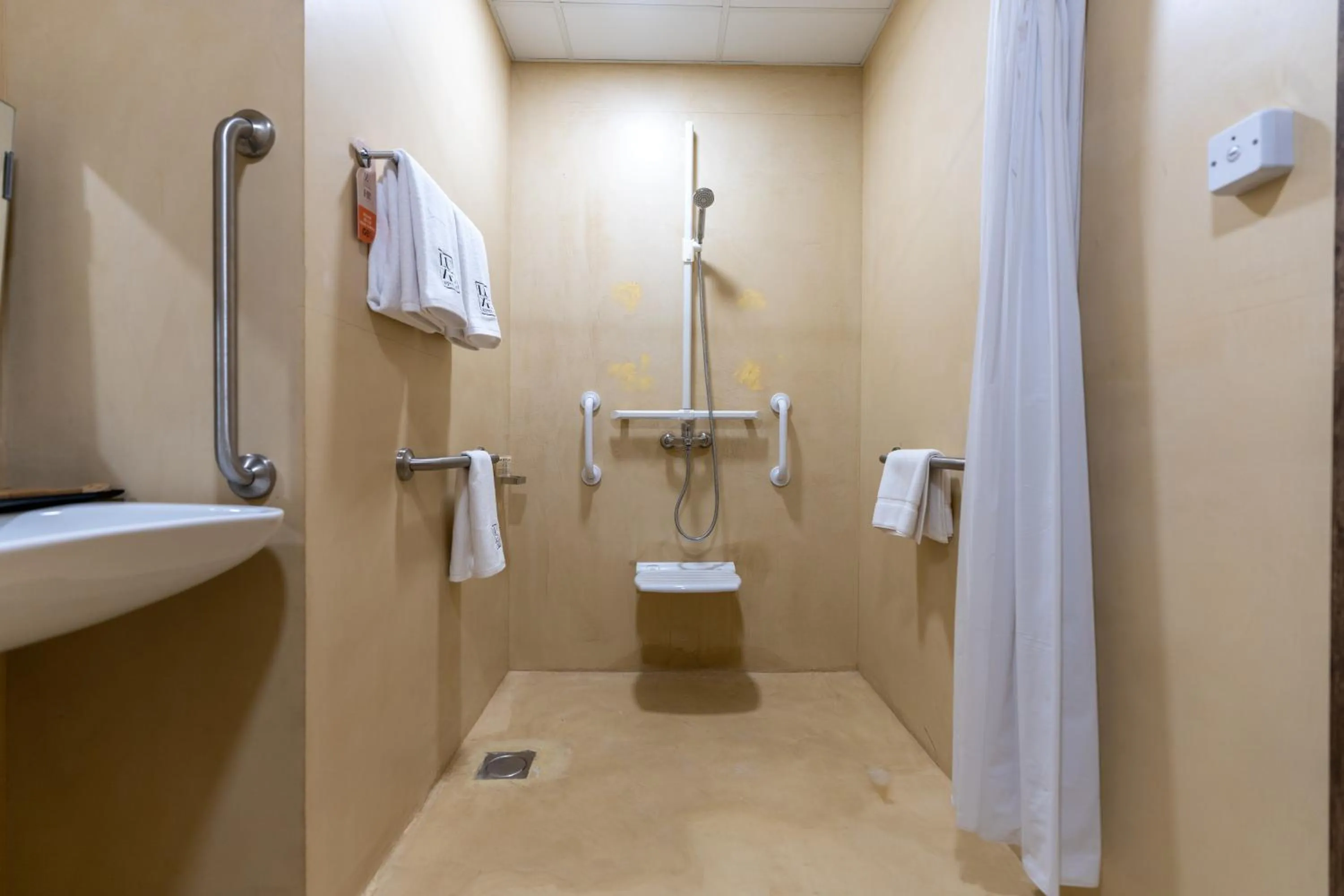 Shower in The Luxe Retreat Hotel Apartments
