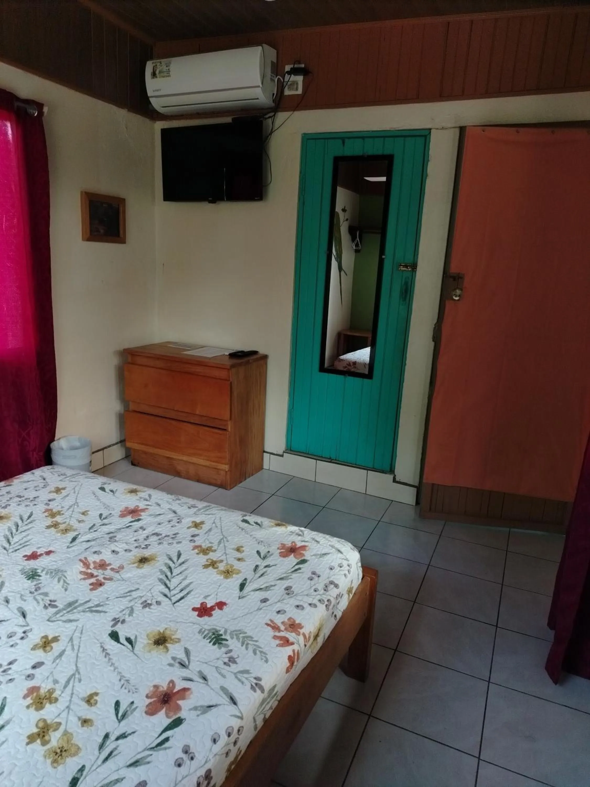 Photo of the whole room, Bed in Blue Iguana