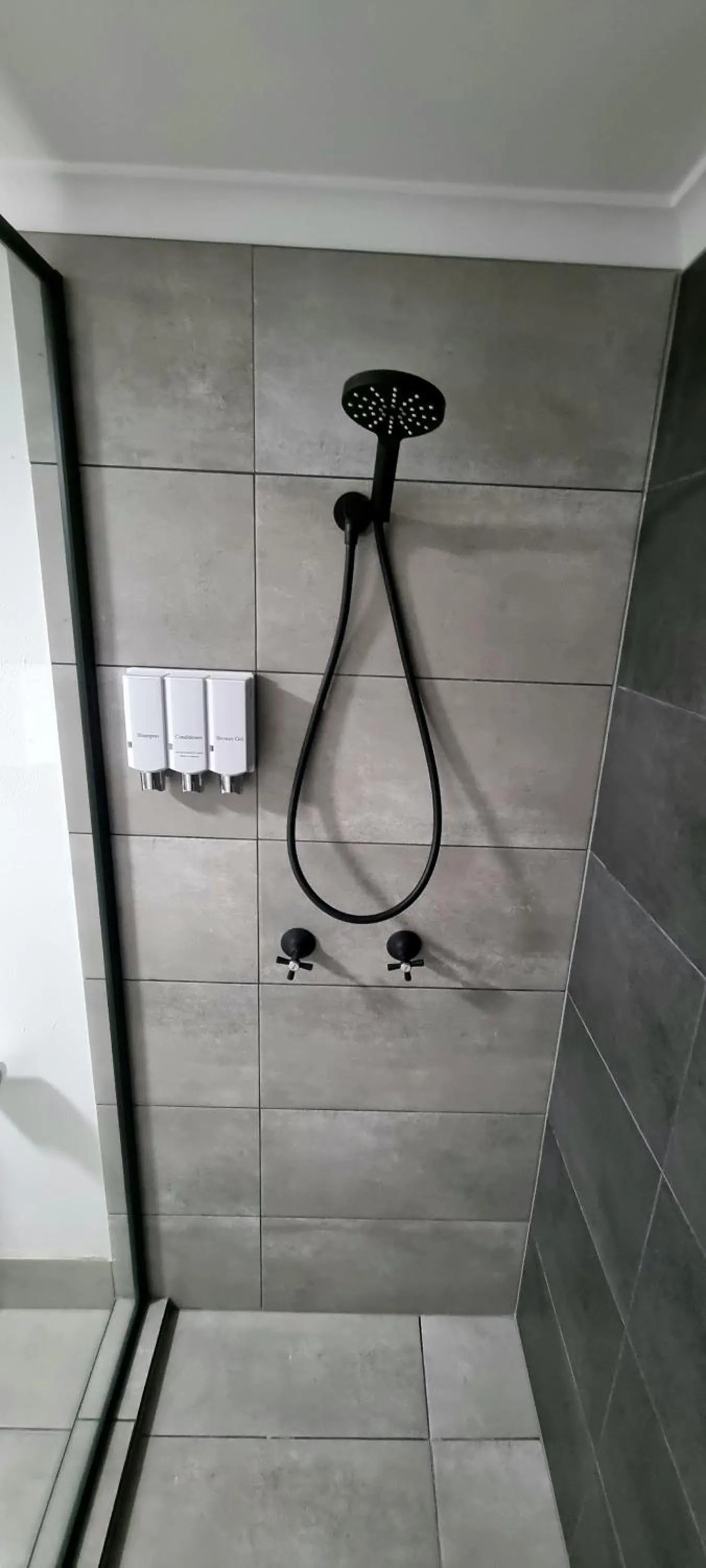 Shower in Y Motels Gympie