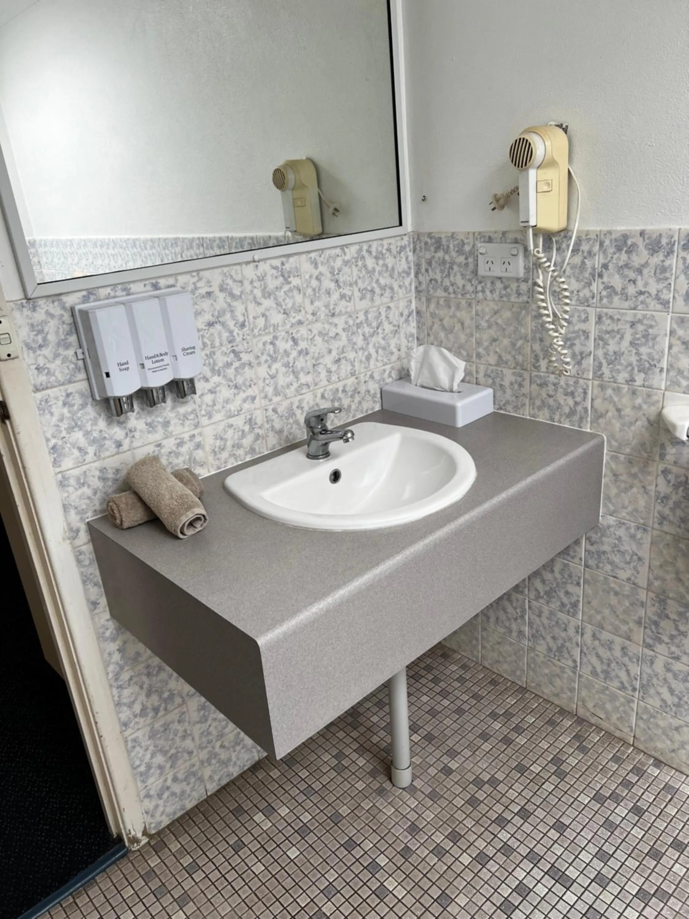 Bathroom in Y Motels Gympie