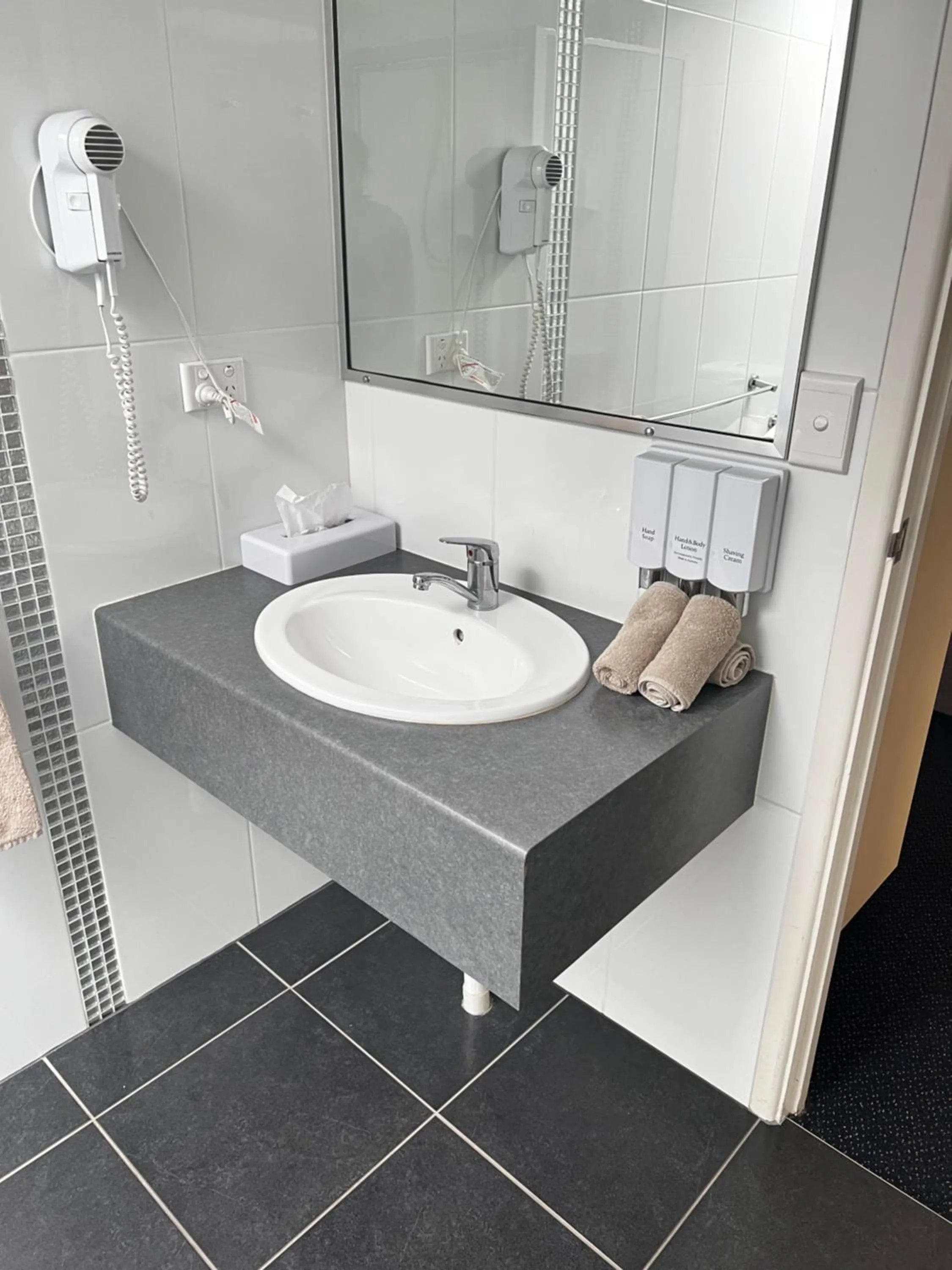 Bathroom in Y Motels Gympie