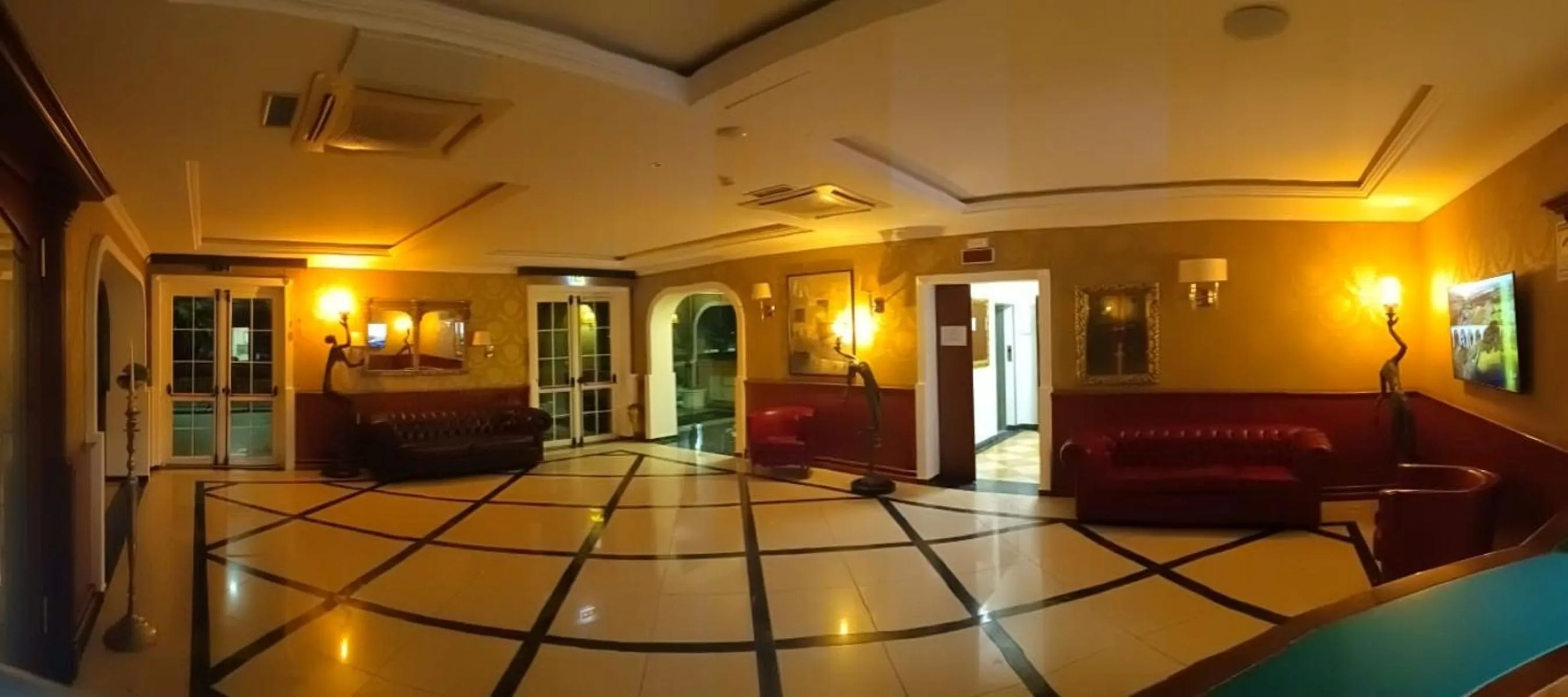 TV and multimedia in Regent Beachotel