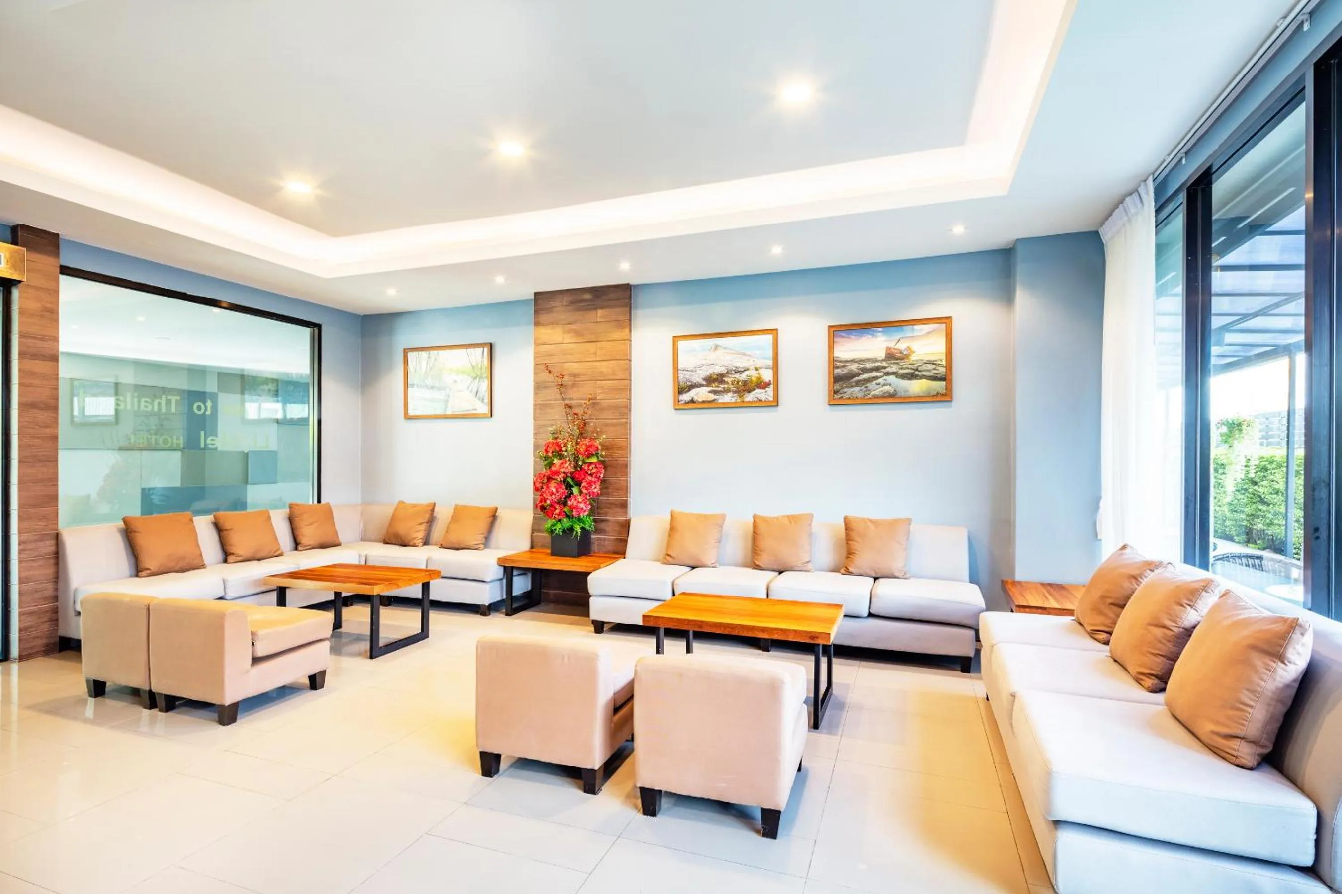 Communal lounge/ TV room in Livotel Hotel Kaset Nawamin Bangkok