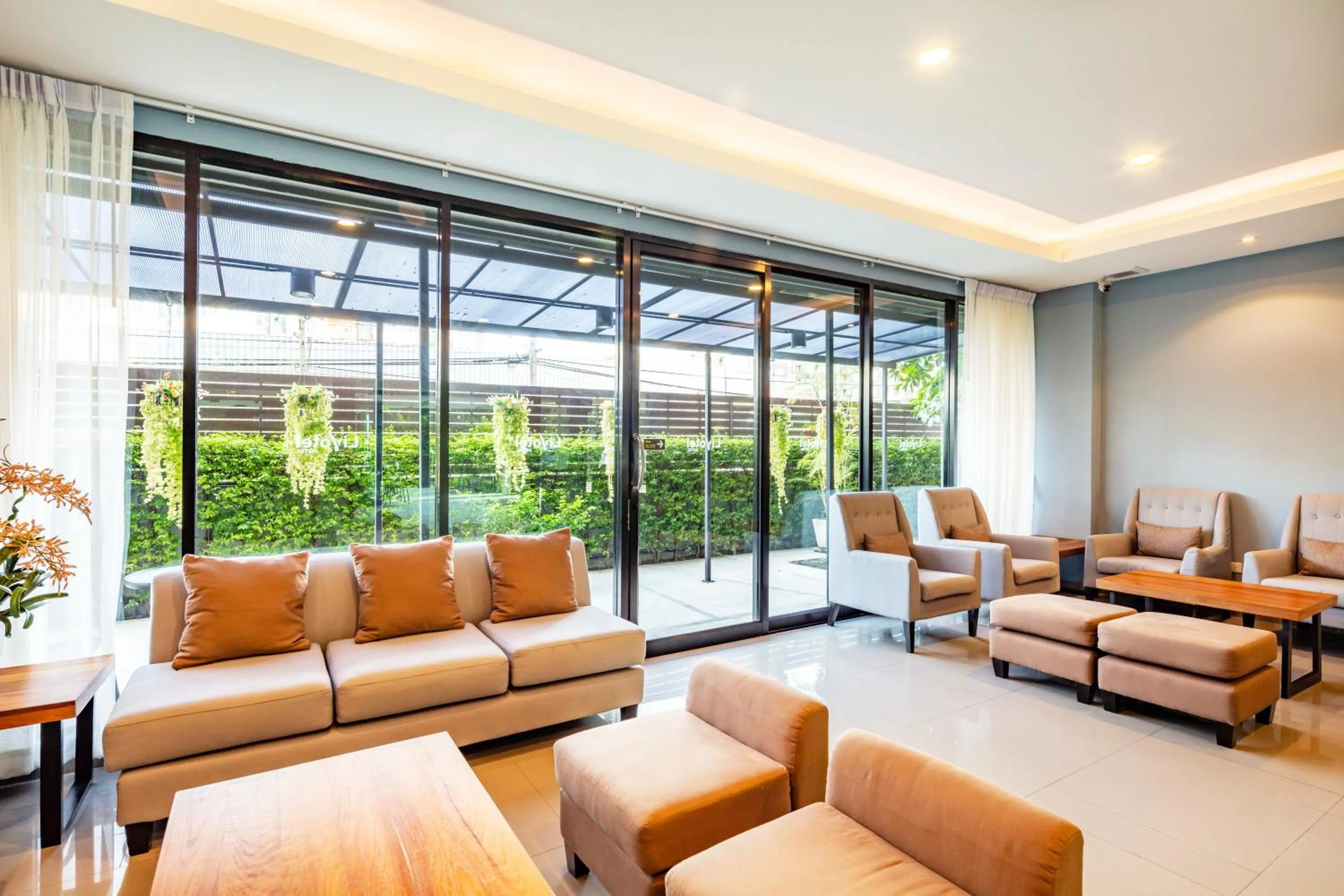 Communal lounge/ TV room in Livotel Hotel Kaset Nawamin Bangkok