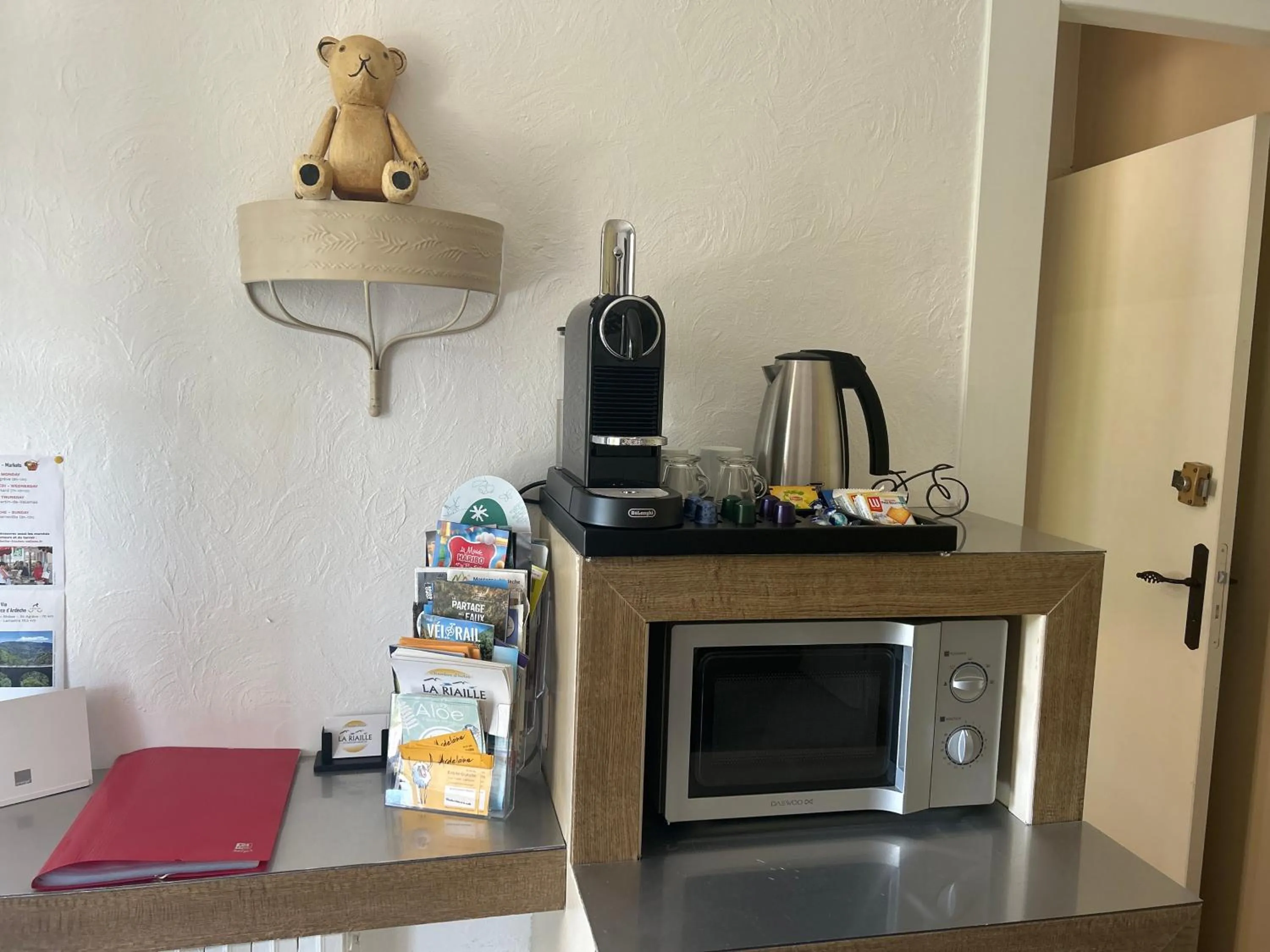 Coffee/tea facilities in Chambre d'hôtes de la Riaille 400 m de la dolce via