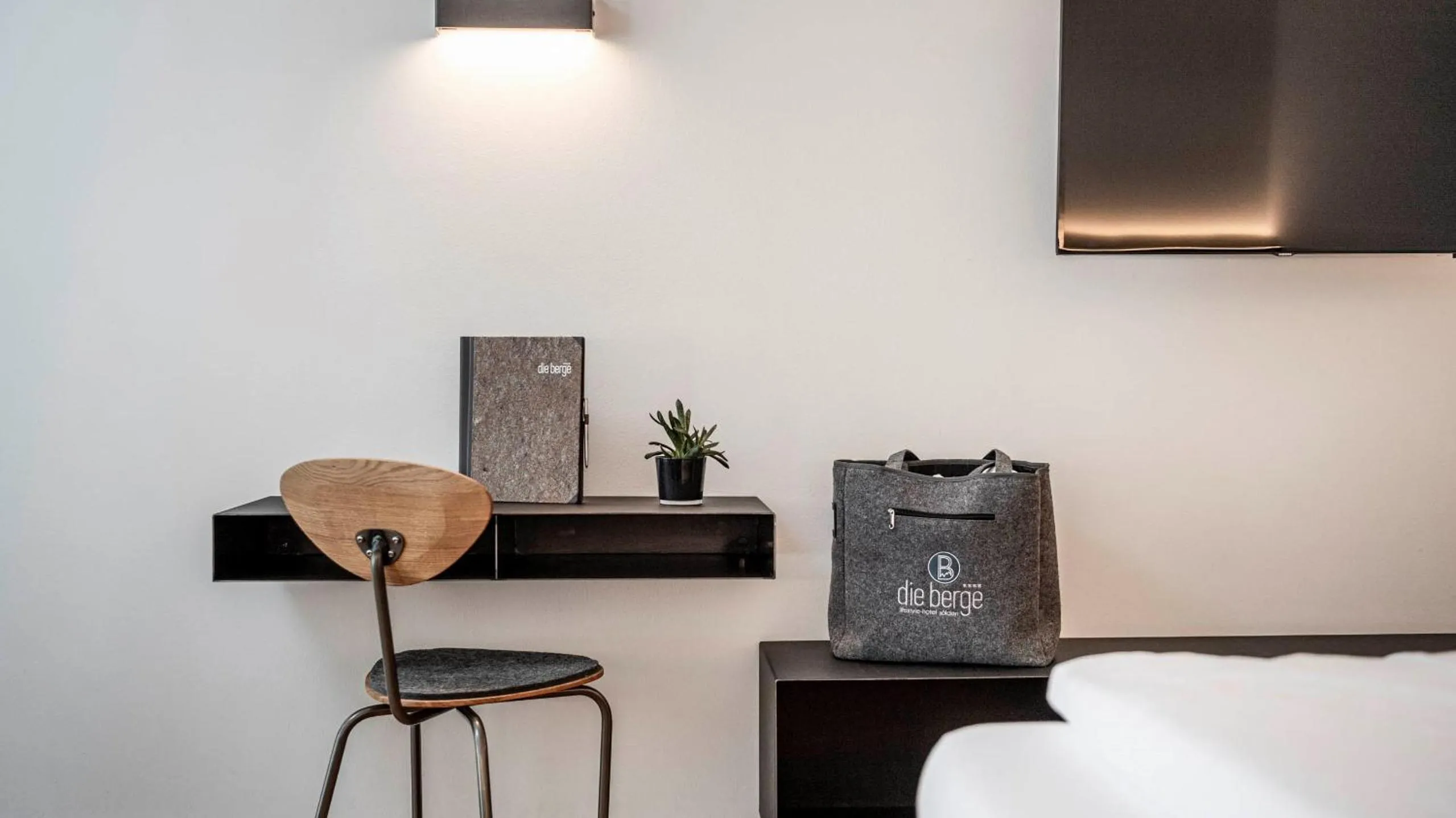 Photo of the whole room, Bed in die berge lifestyle-hotel Sölden