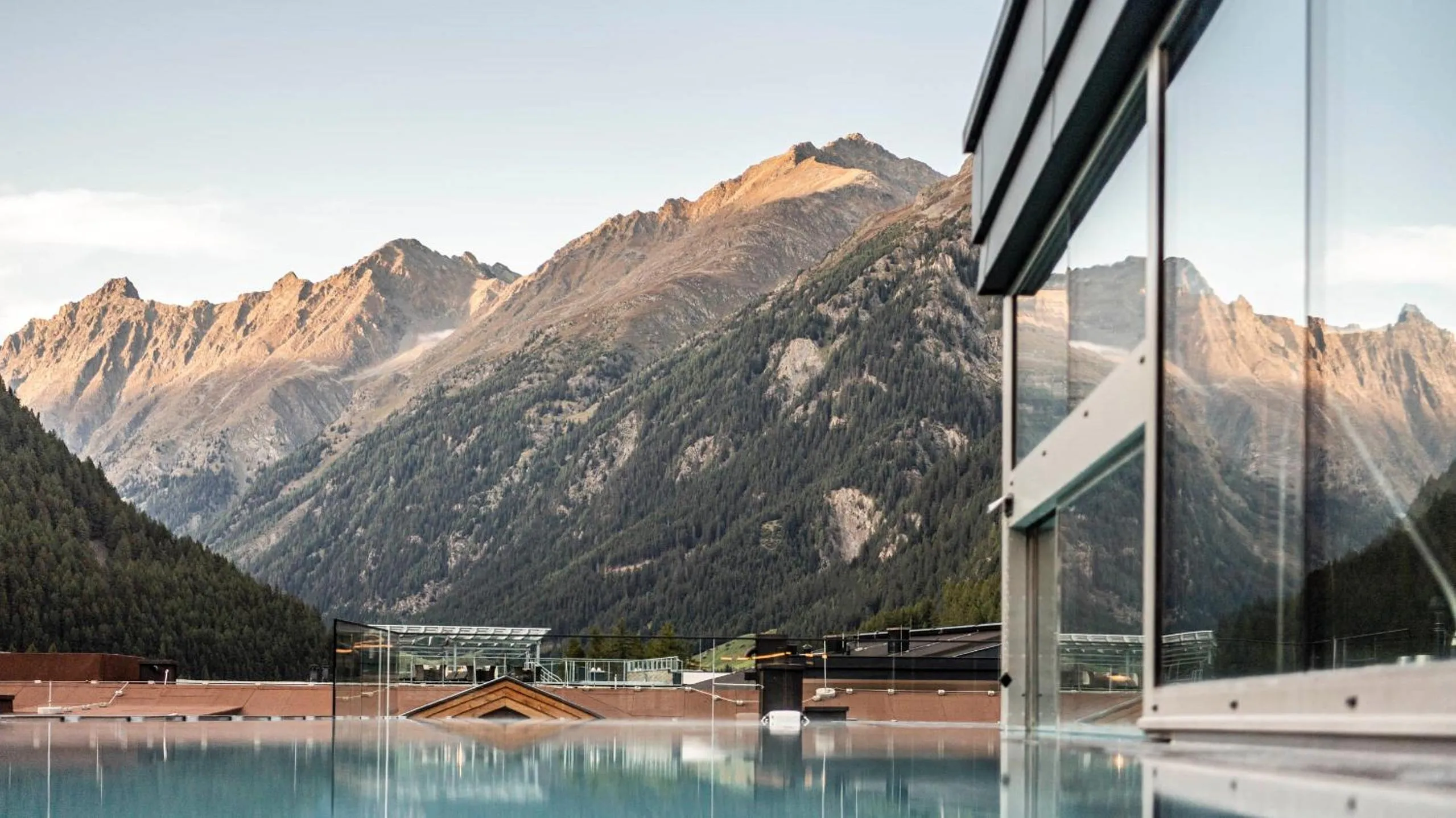 Pool view in die berge lifestyle-hotel Sölden
