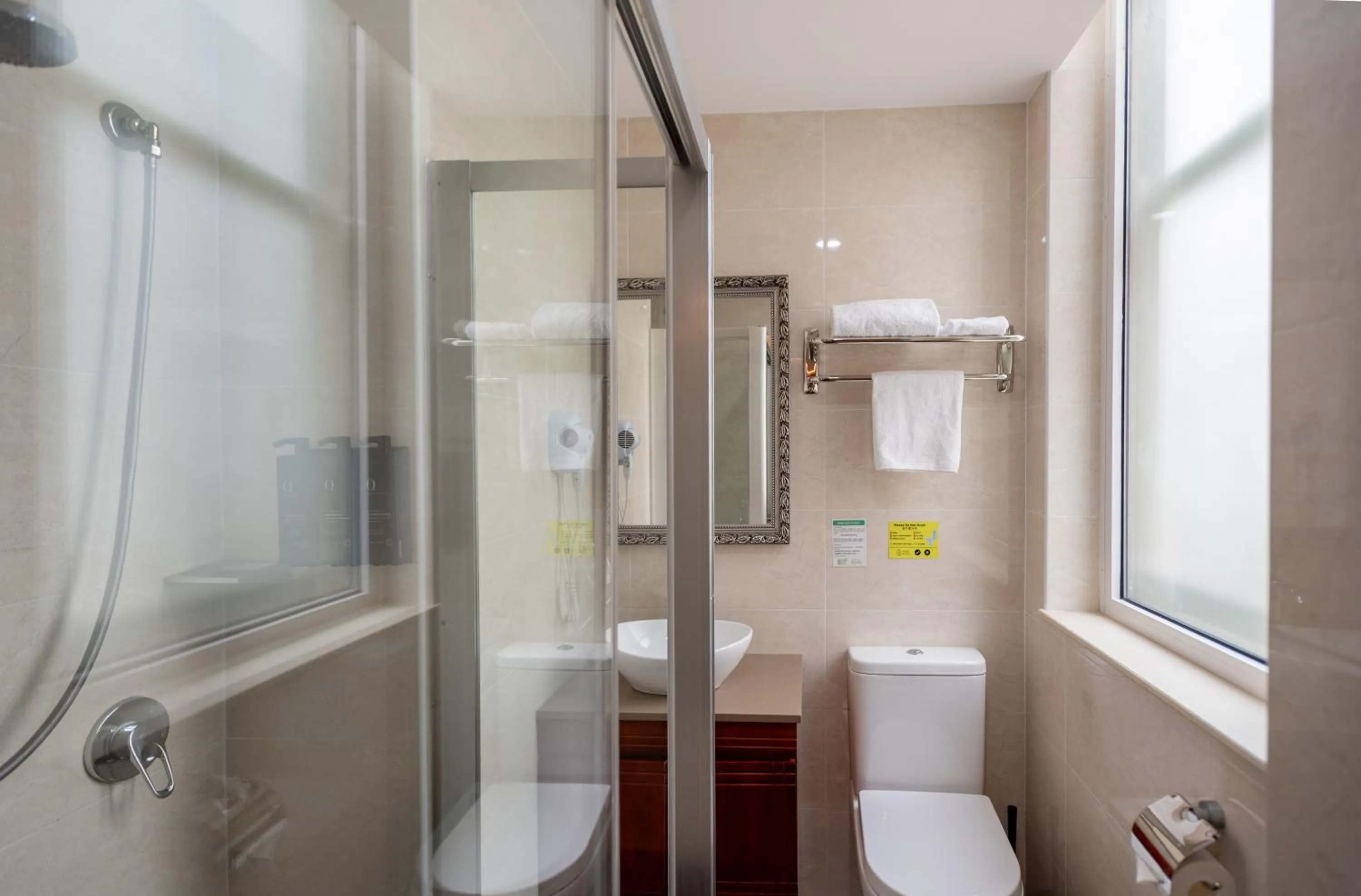 Shower in YEHS Hotel Sydney CBD