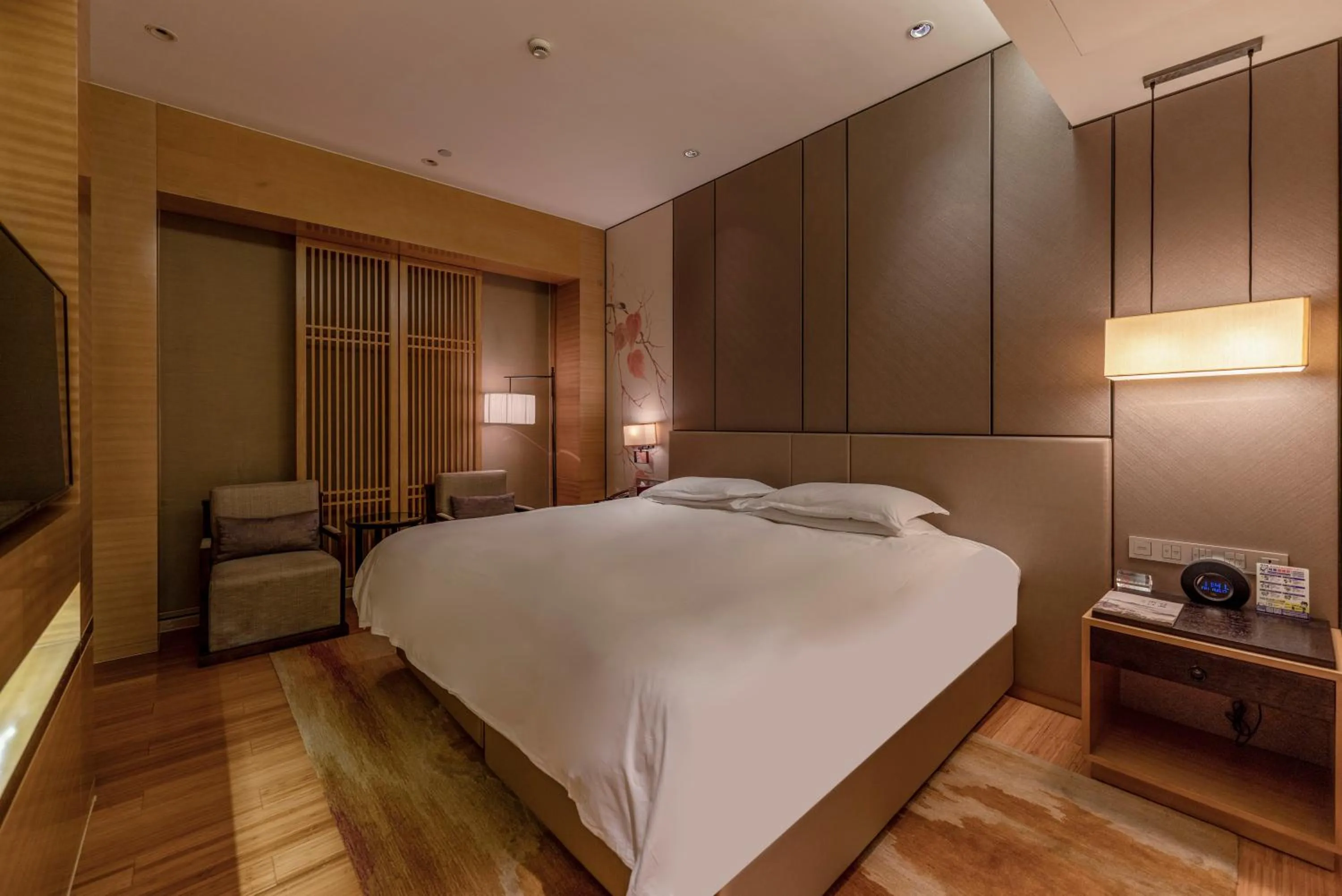 Bed in Cheery Dragon Canal Hotel Hangzhou - Intangible Cultural Heritage Hotel