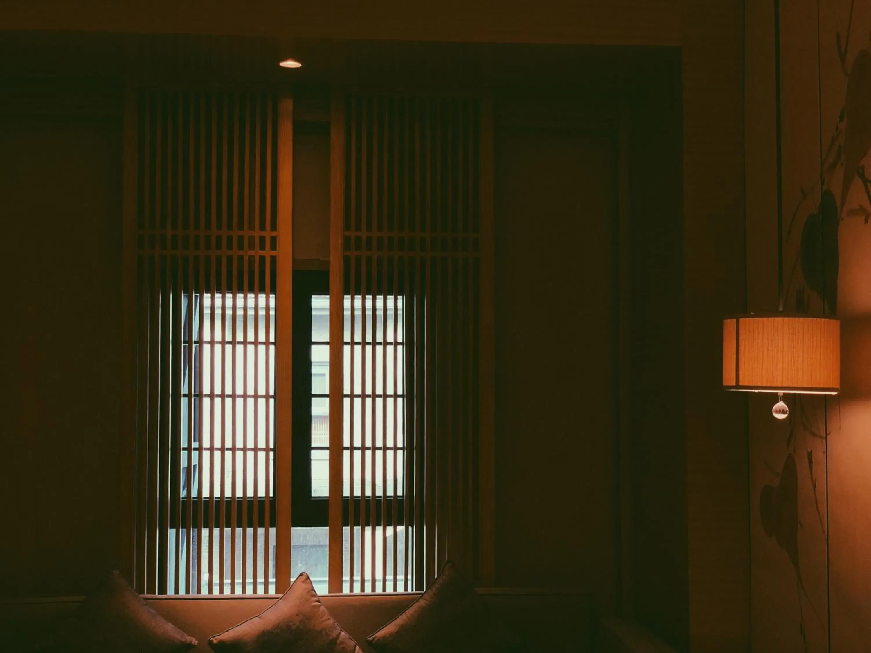 Light & Shadow · Silk Library (Twin Bed) in Cheery Dragon Canal Hotel Hangzhou - Intangible Cultural Heritage Hotel Light & Shadow · Silk Library (Twin Bed) in Cheery Dragon Canal Hotel Hangzhou - Intangible Cultural Heritage Hotel