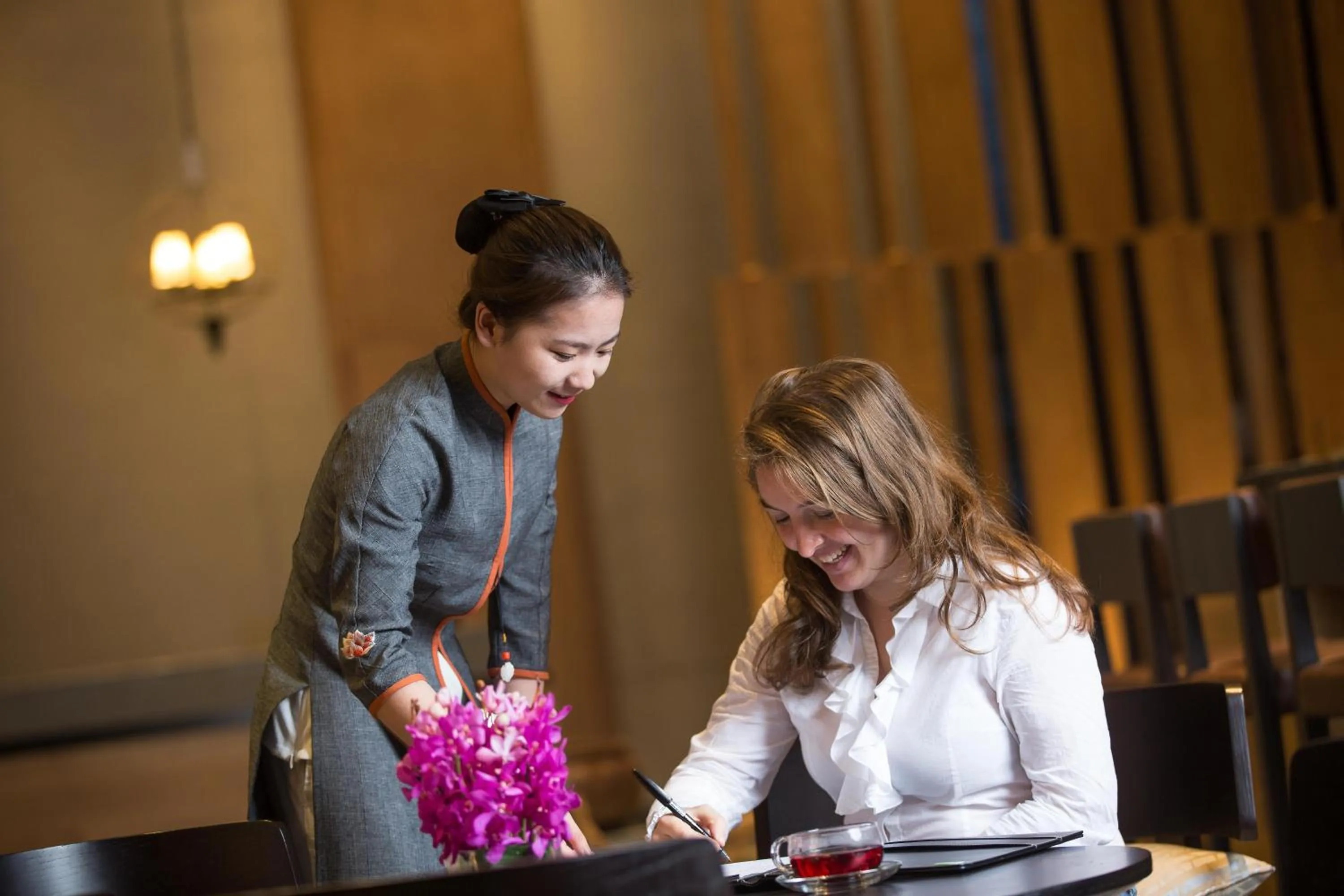 Lobby or reception in Cheery Dragon Canal Hotel Hangzhou - Intangible Cultural Heritage Hotel
