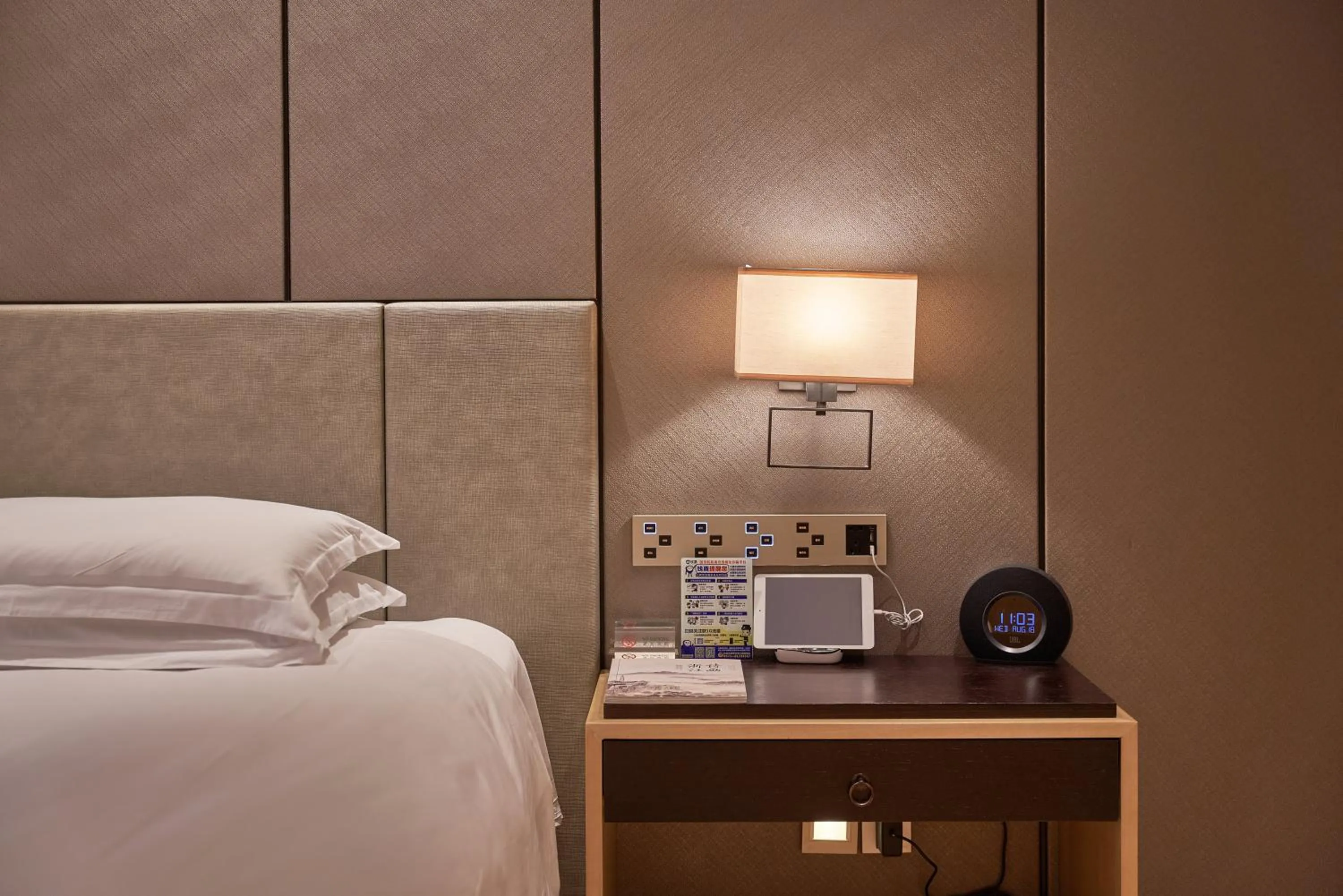 Bed in Cheery Dragon Canal Hotel Hangzhou - Intangible Cultural Heritage Hotel