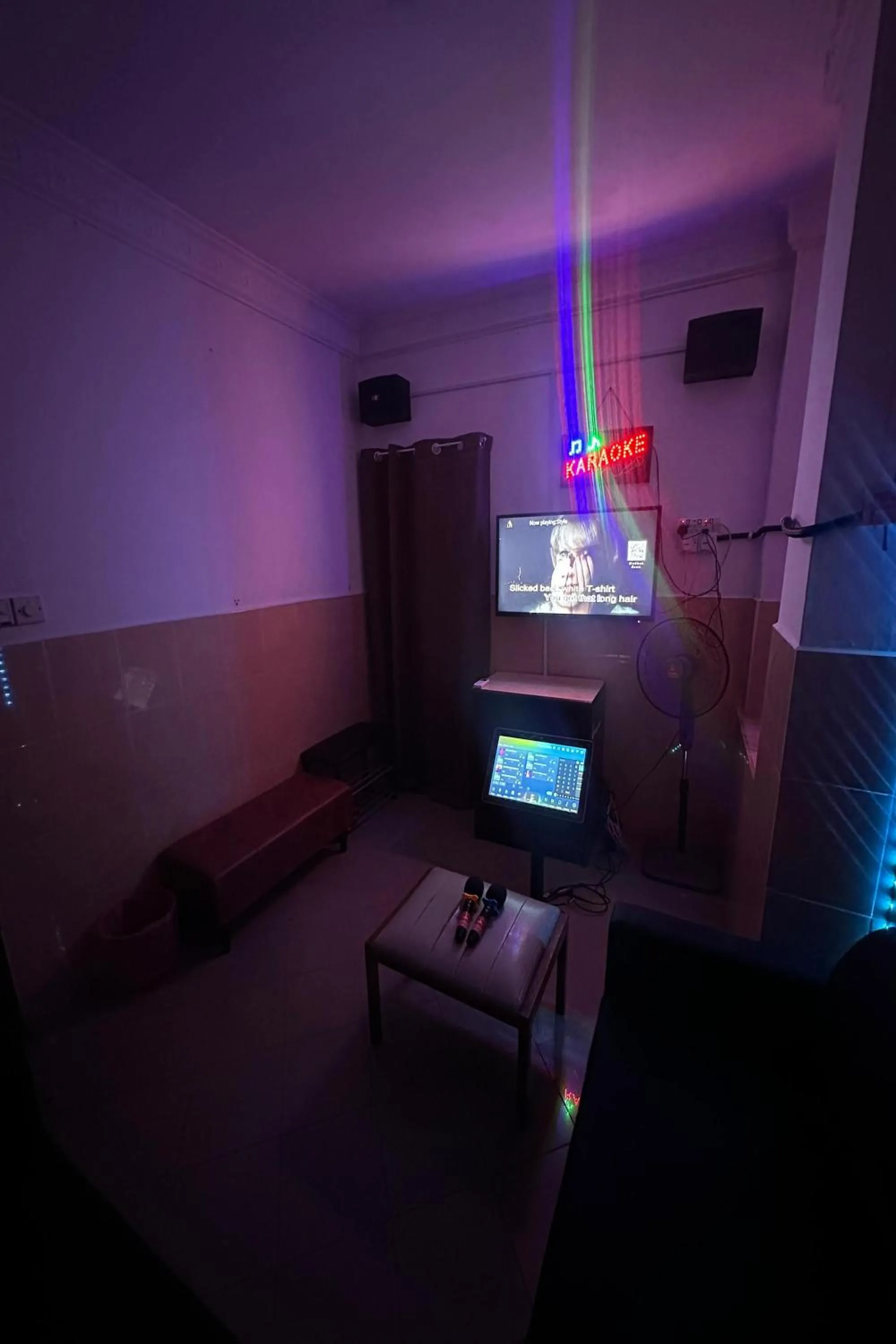 Karaoke in 98 Inn BilikXpert at Chow Kit