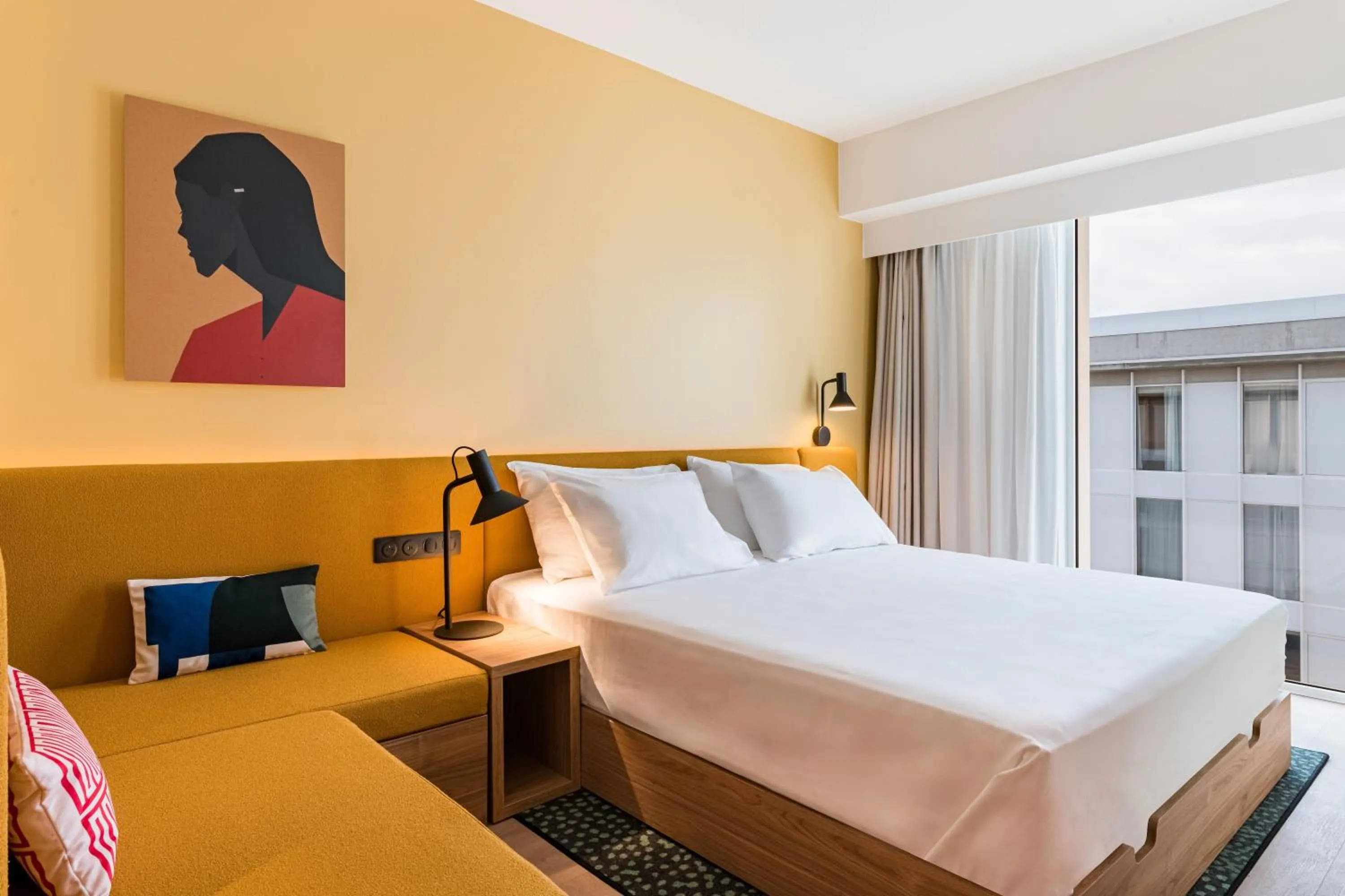 Living room, Bed in Hampton by Hilton Bordeaux Merignac Airport