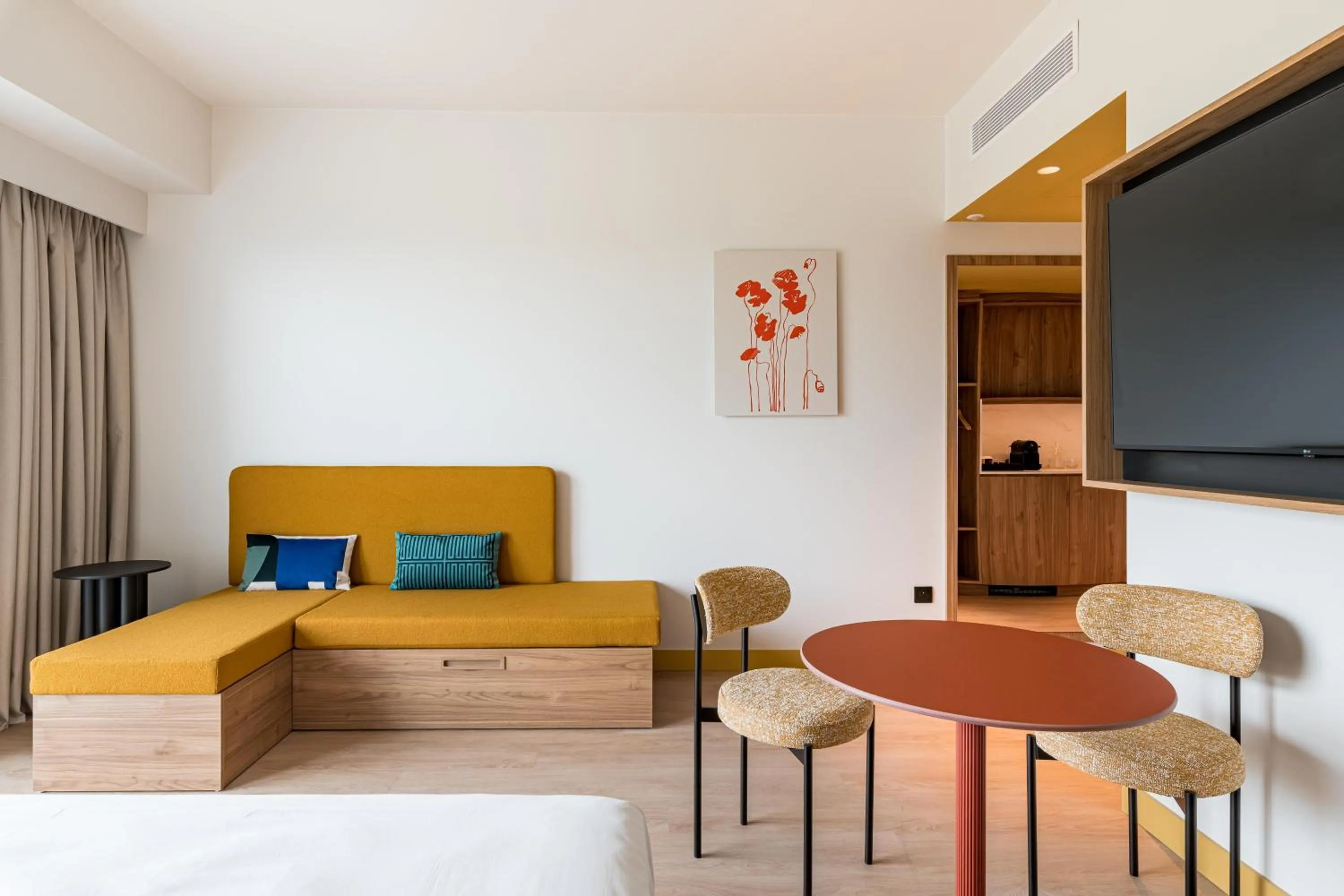 Living room, Bed in Hampton by Hilton Bordeaux Merignac Airport