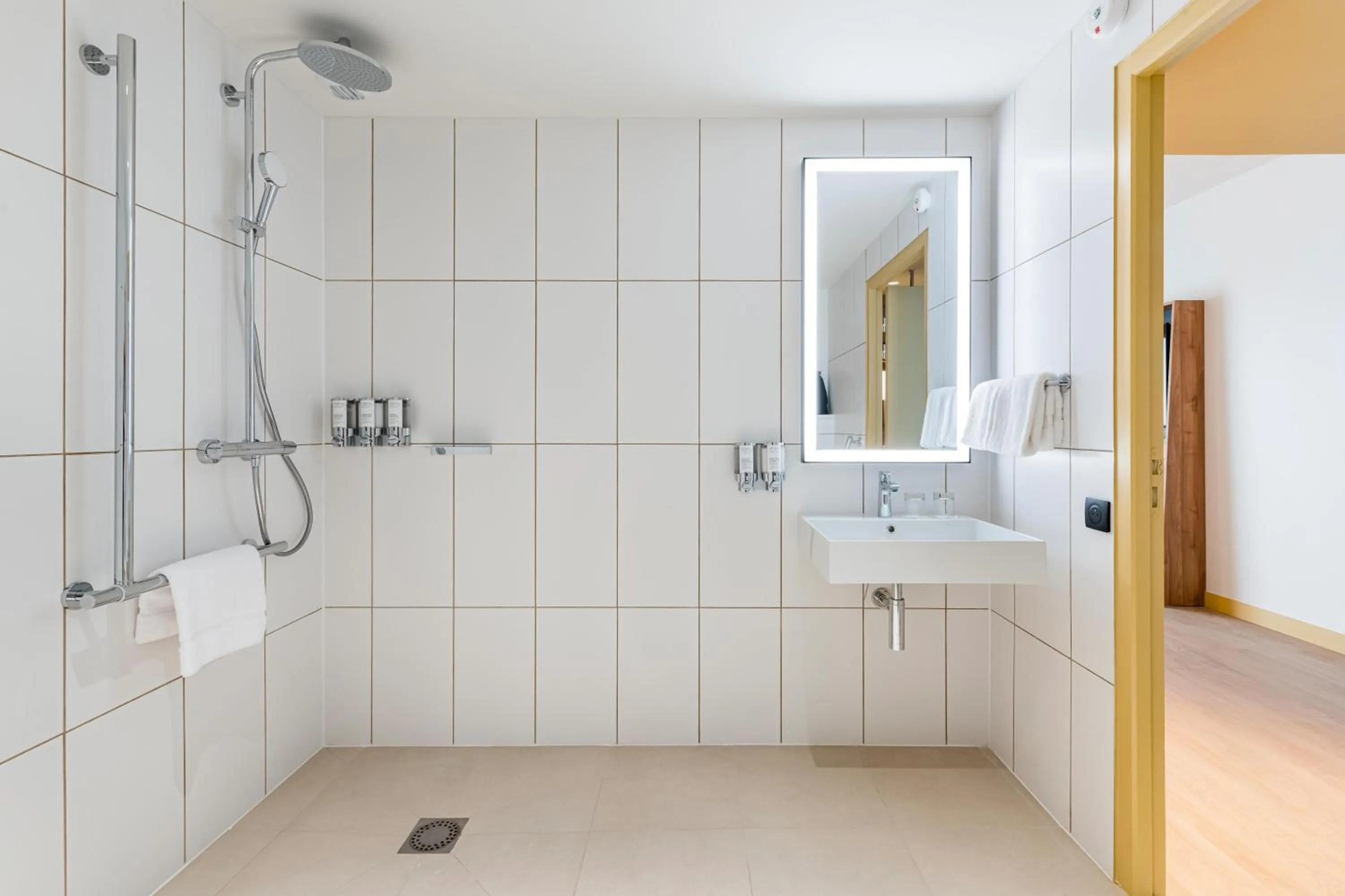 Bathroom in Hampton by Hilton Bordeaux Merignac Airport