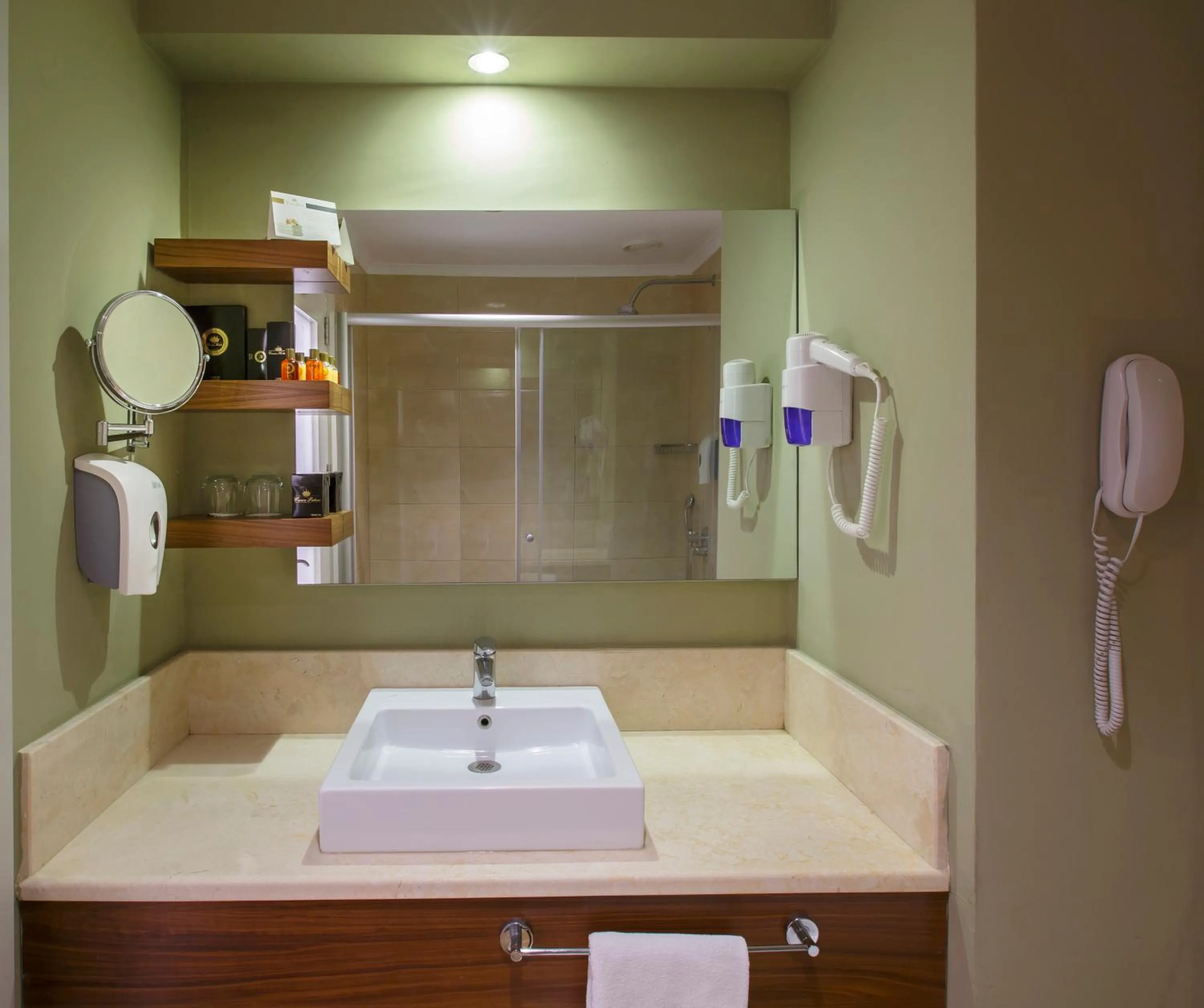 Shower in Side Crown Serenity Ultra All Inclusive