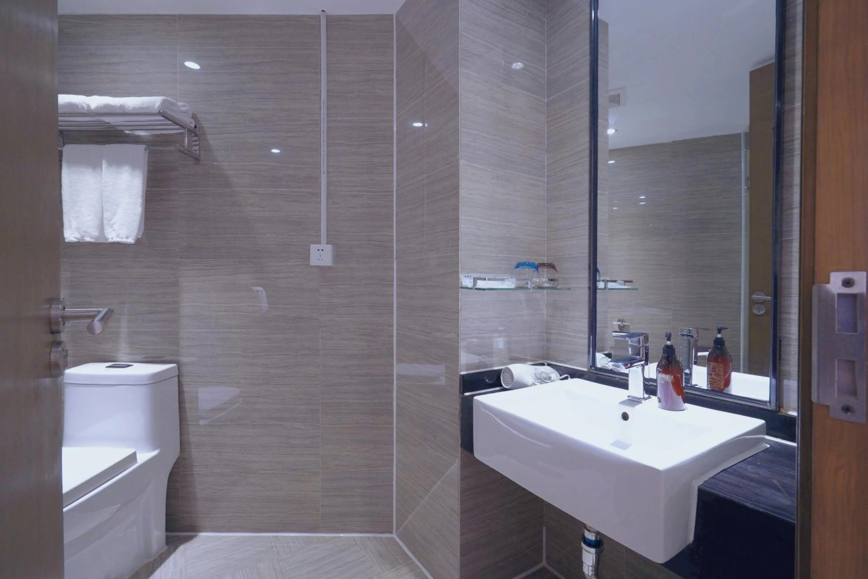 Toilet in Insail Hotels (Pazhou Exhibition Center KeCun Metro Station Dunhe Road Branch Guangzhou)