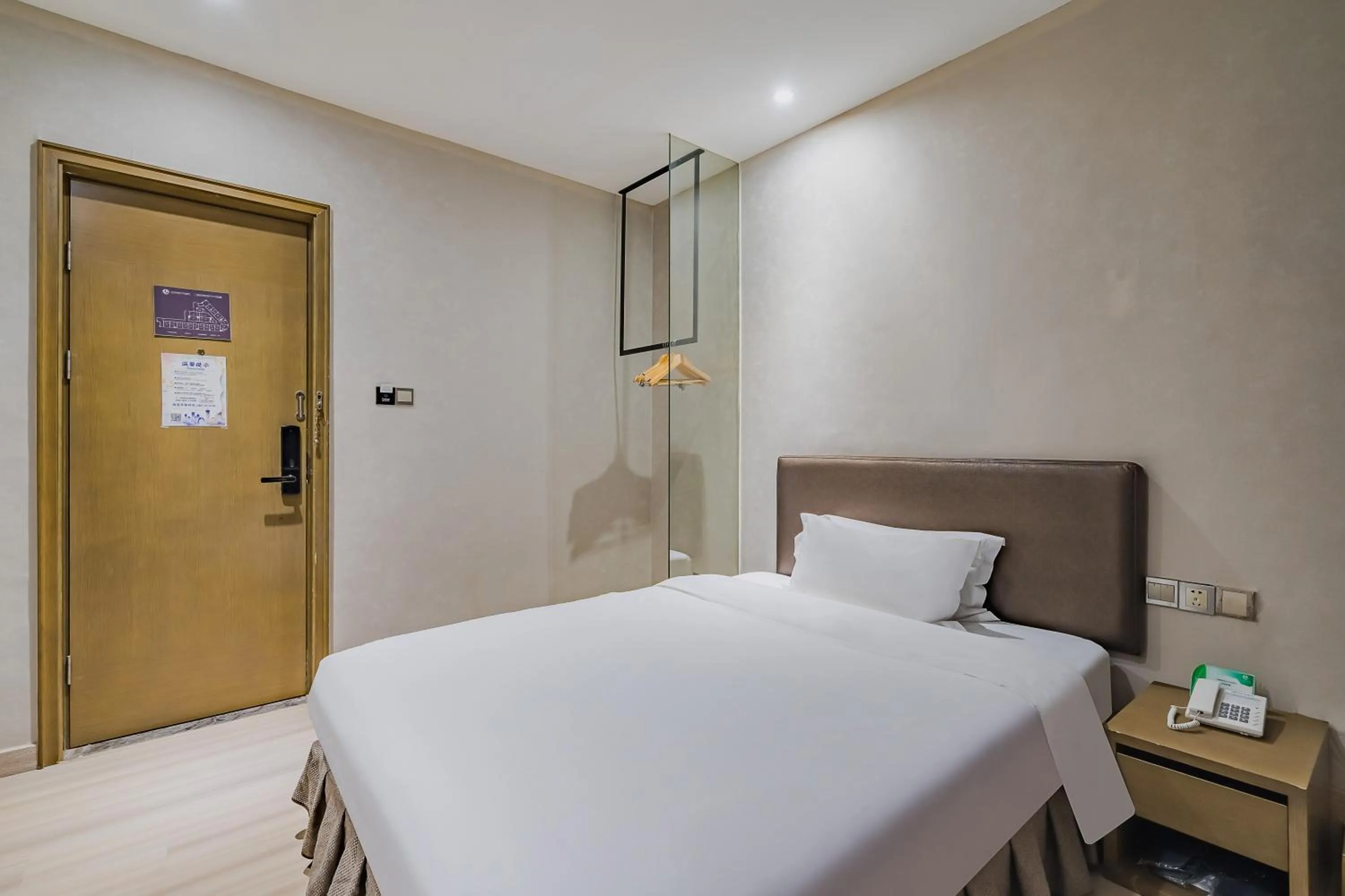 Photo of the whole room, Bed in Insail Hotels (Pazhou Exhibition Center KeCun Metro Station Dunhe Road Branch Guangzhou)