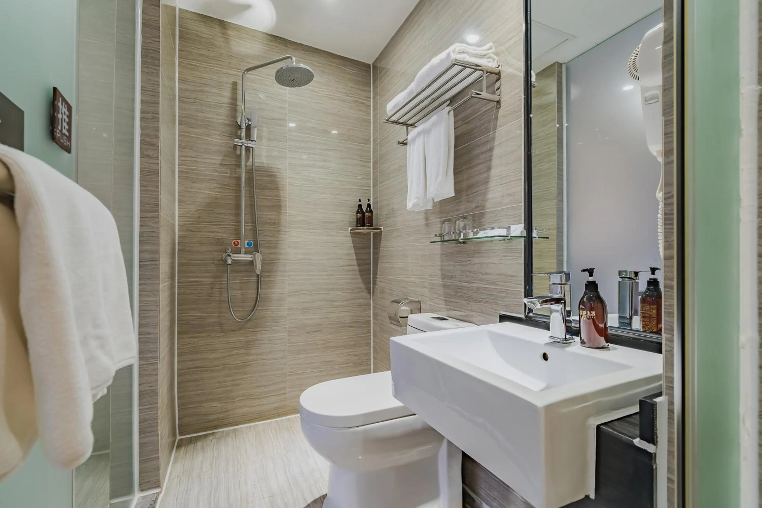 Toilet in Insail Hotels (Pazhou Exhibition Center KeCun Metro Station Dunhe Road Branch Guangzhou)