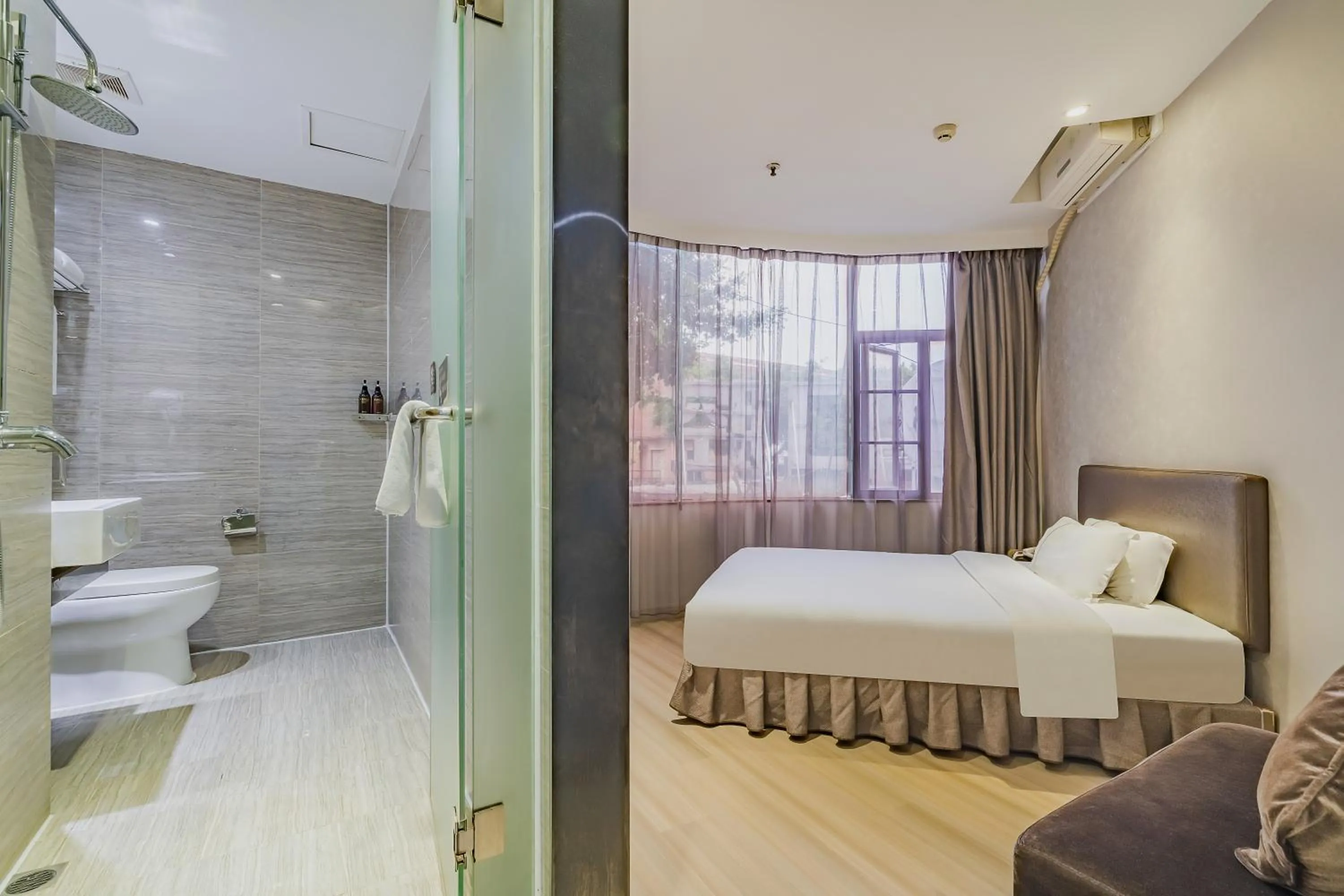 Photo of the whole room, Bed in Insail Hotels (Pazhou Exhibition Center KeCun Metro Station Dunhe Road Branch Guangzhou)