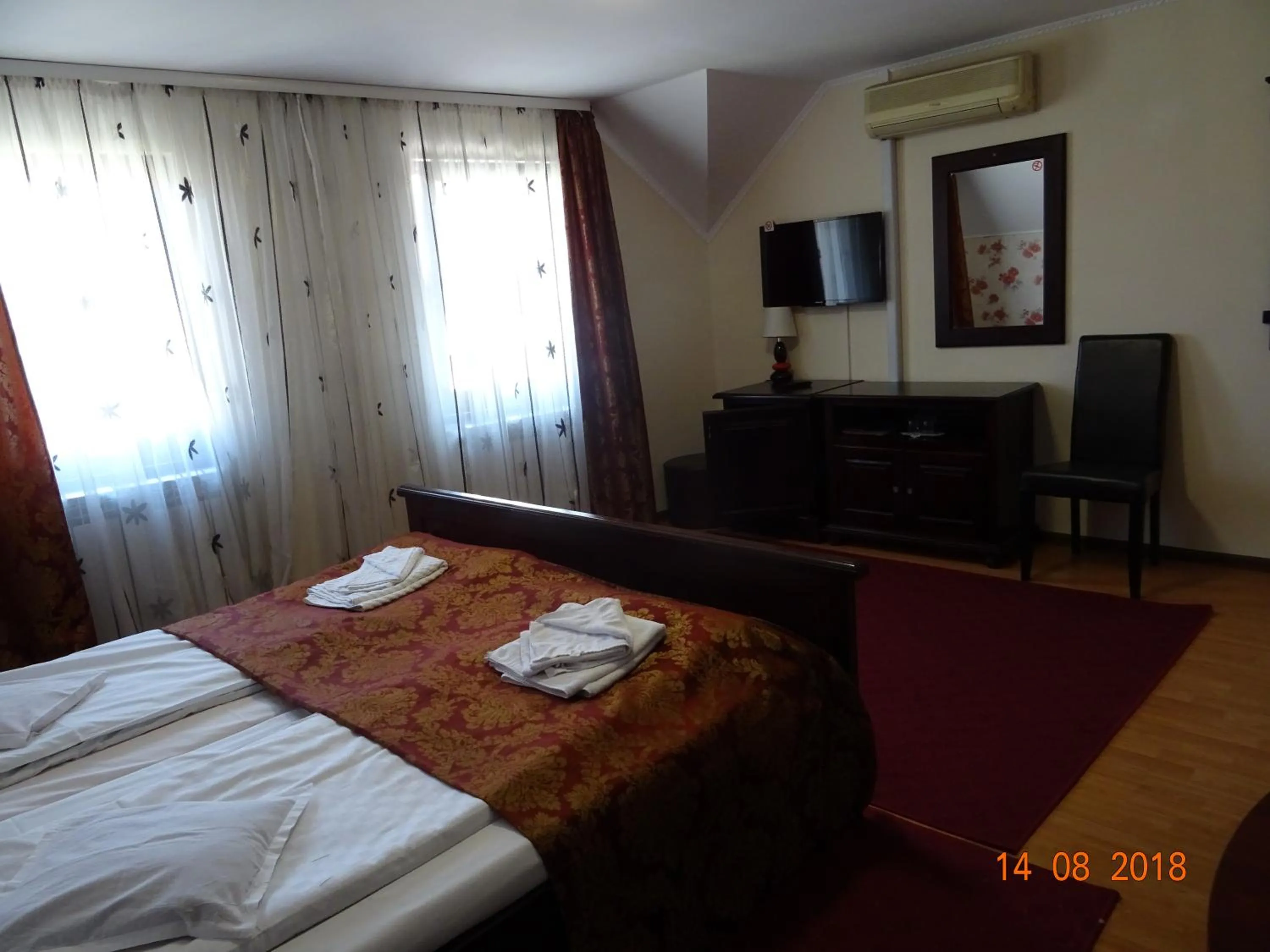 Photo of the whole room, Bed in Pensiunea Magnolia