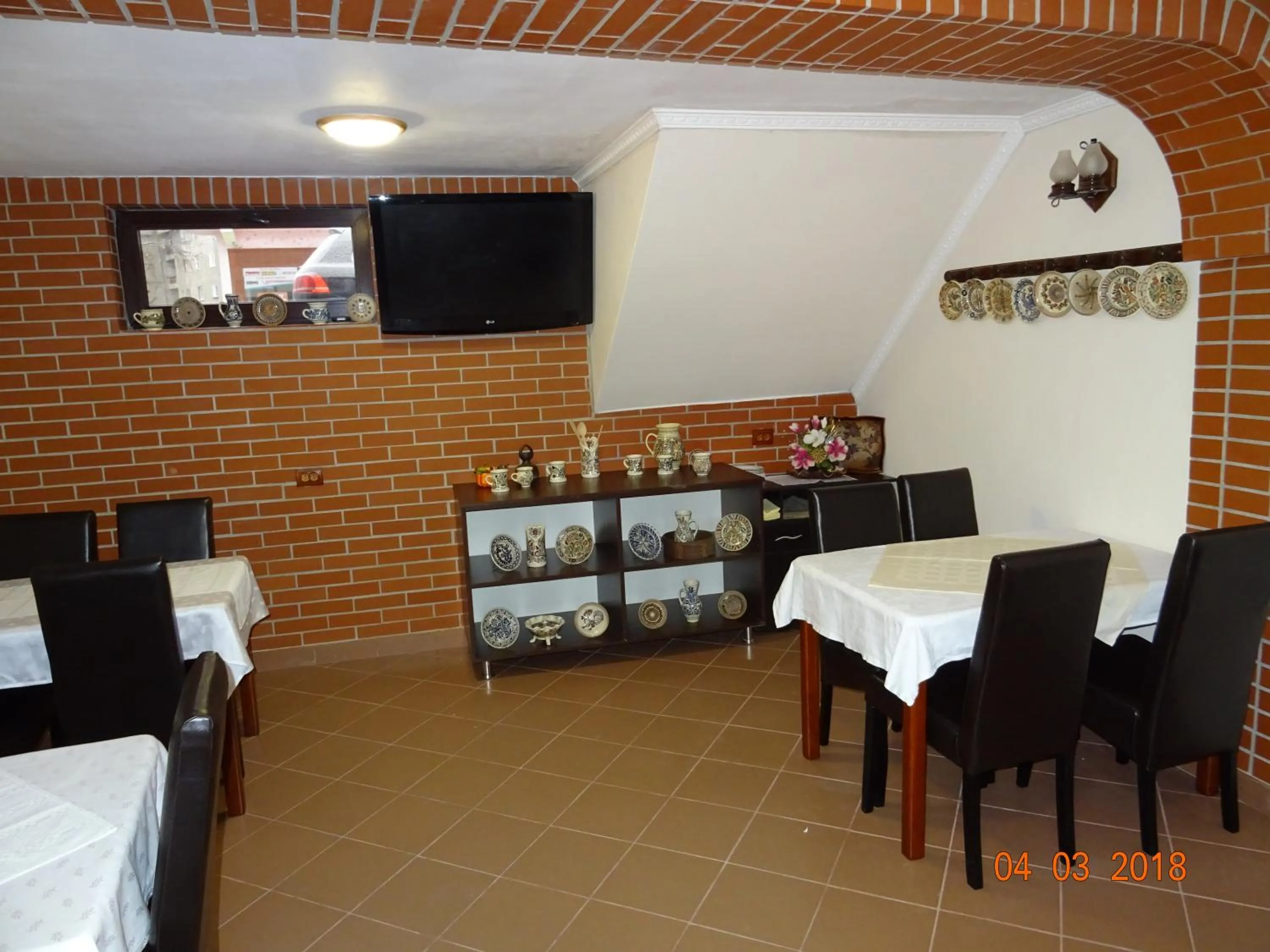 Restaurant/places to eat in Pensiunea Magnolia