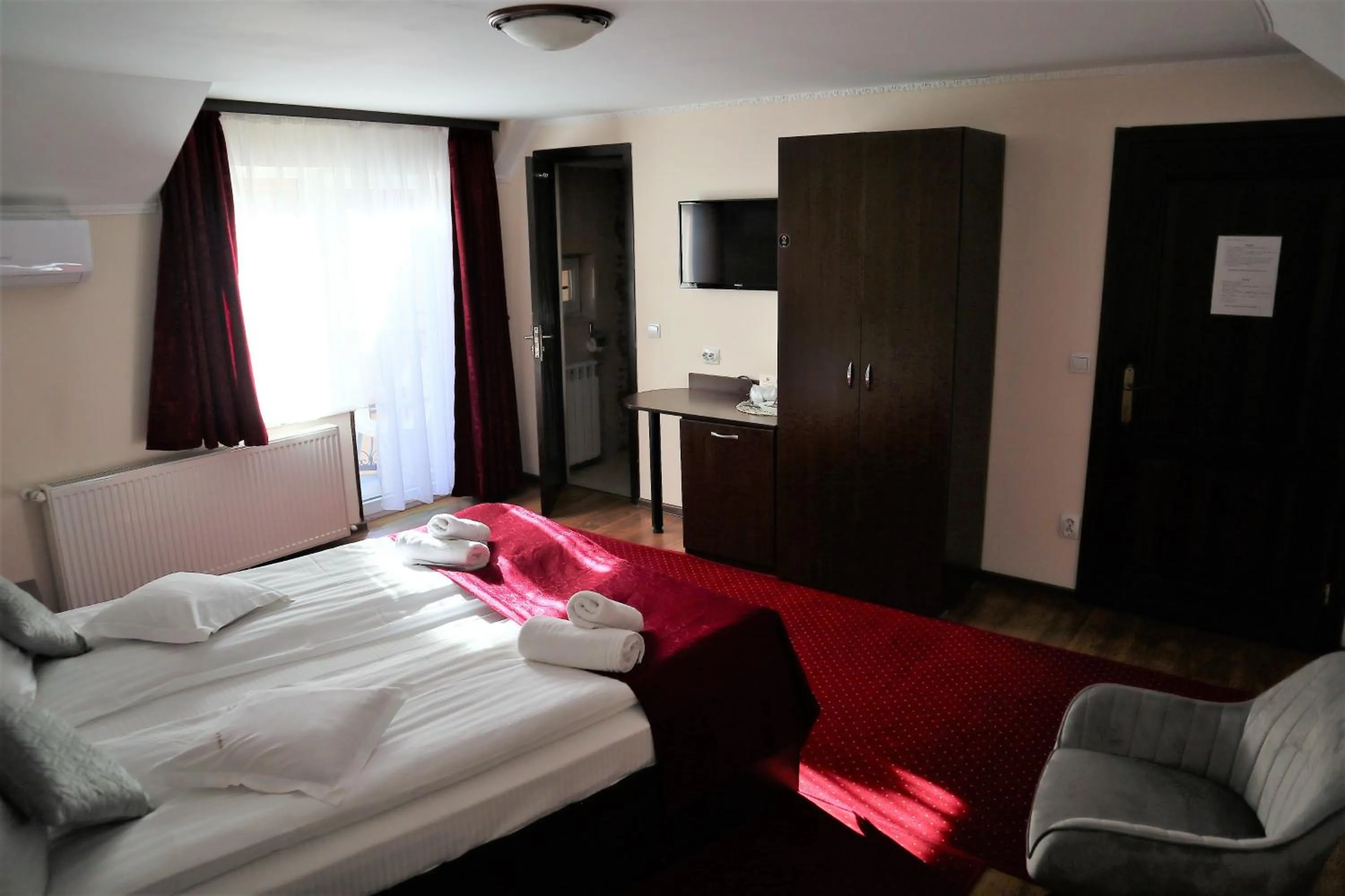 Photo of the whole room, Bed in Pensiunea Magnolia