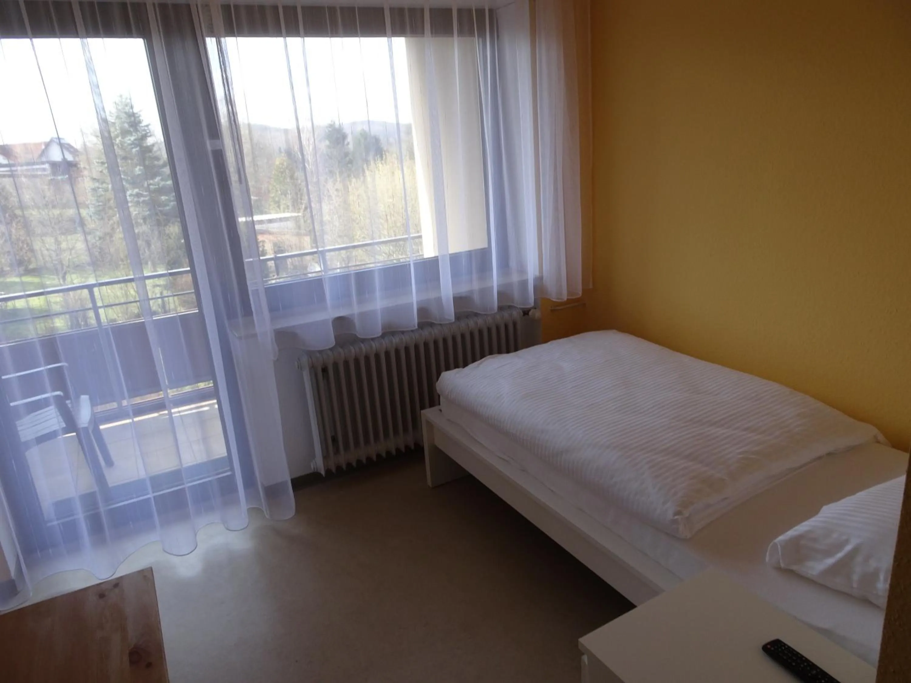 Photo of the whole room, Bed in Hotel-Pension Schlossgarten