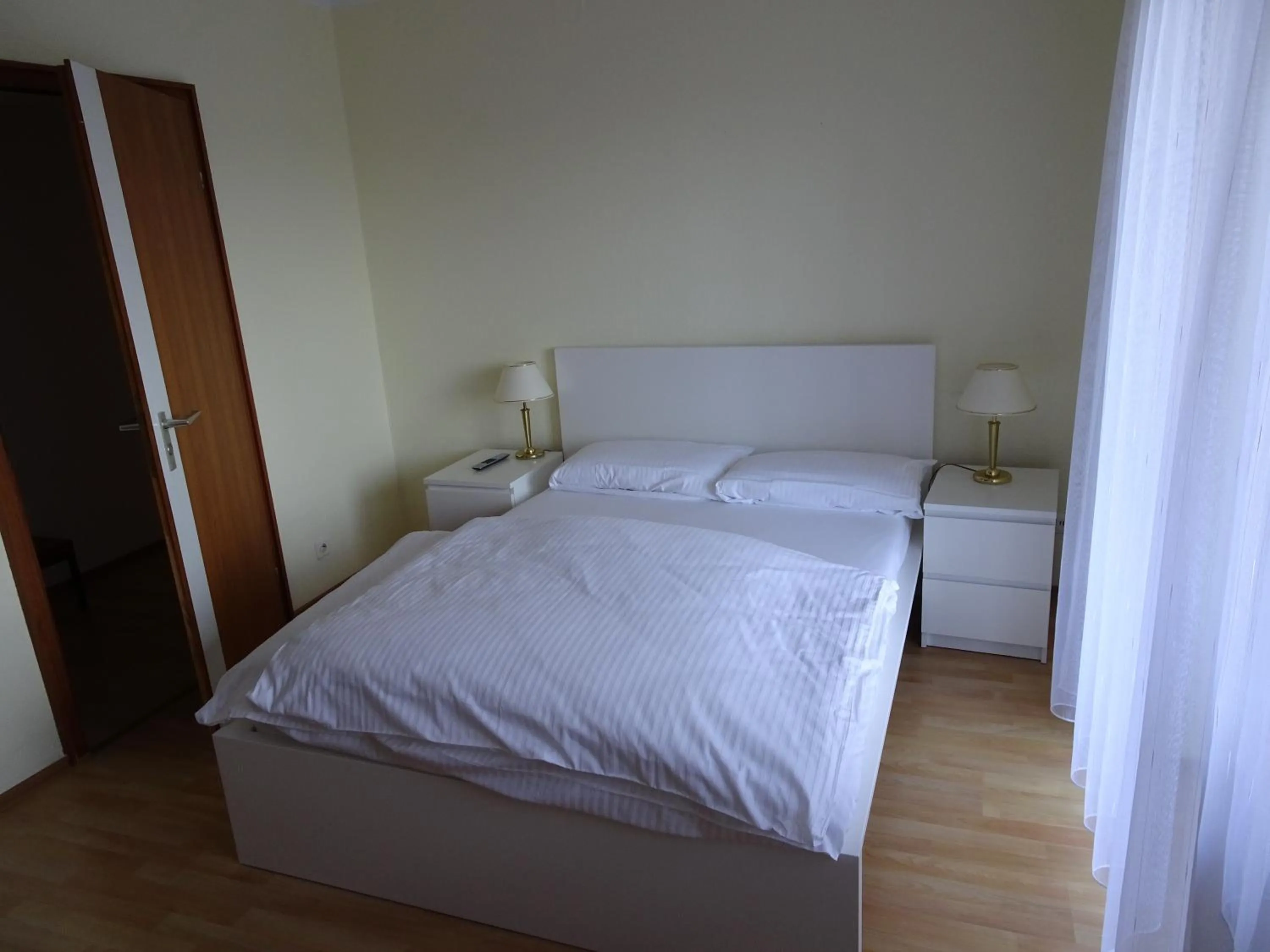 Photo of the whole room, Bed in Hotel-Pension Schlossgarten