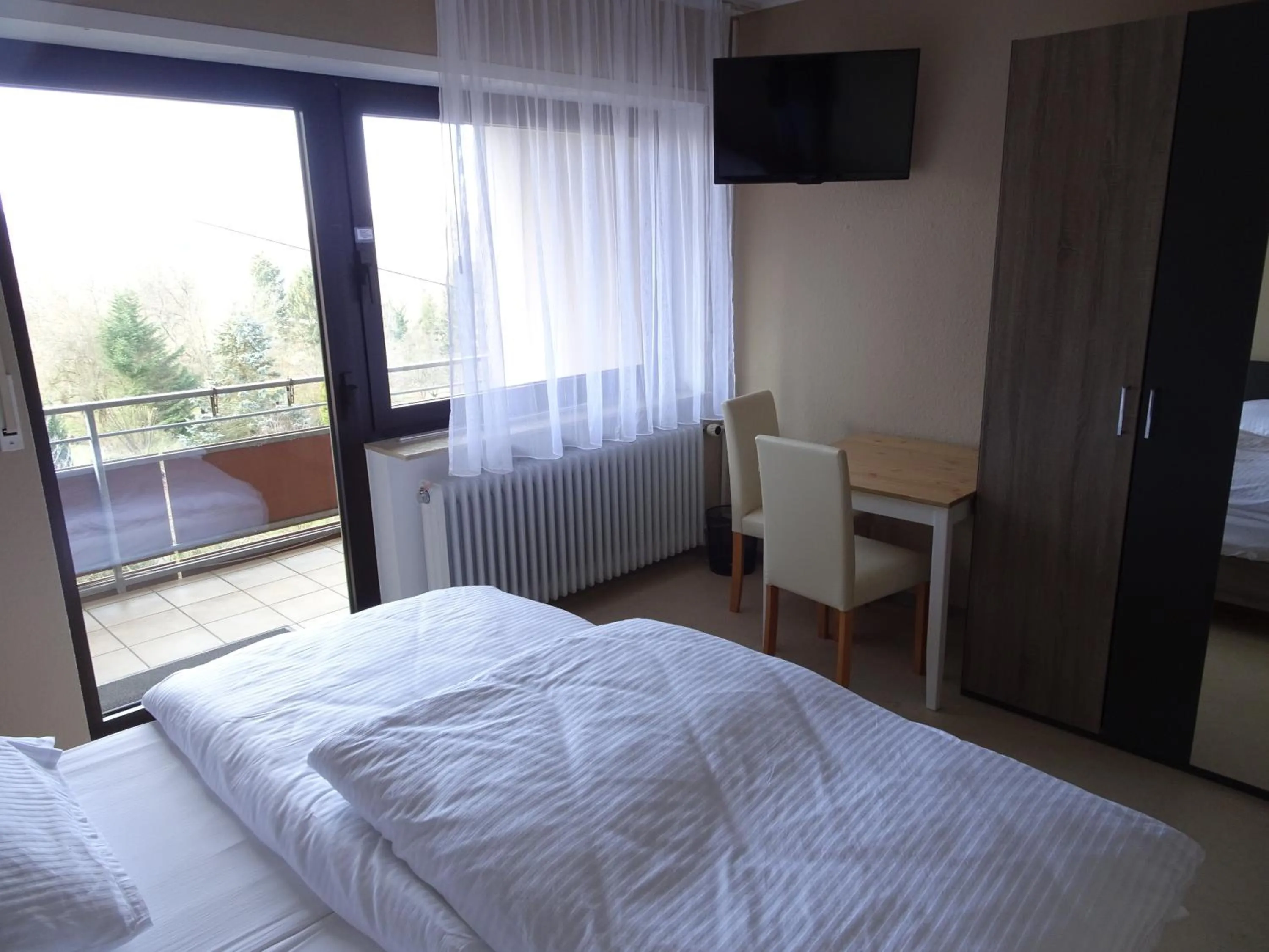 Photo of the whole room, Bed in Hotel-Pension Schlossgarten