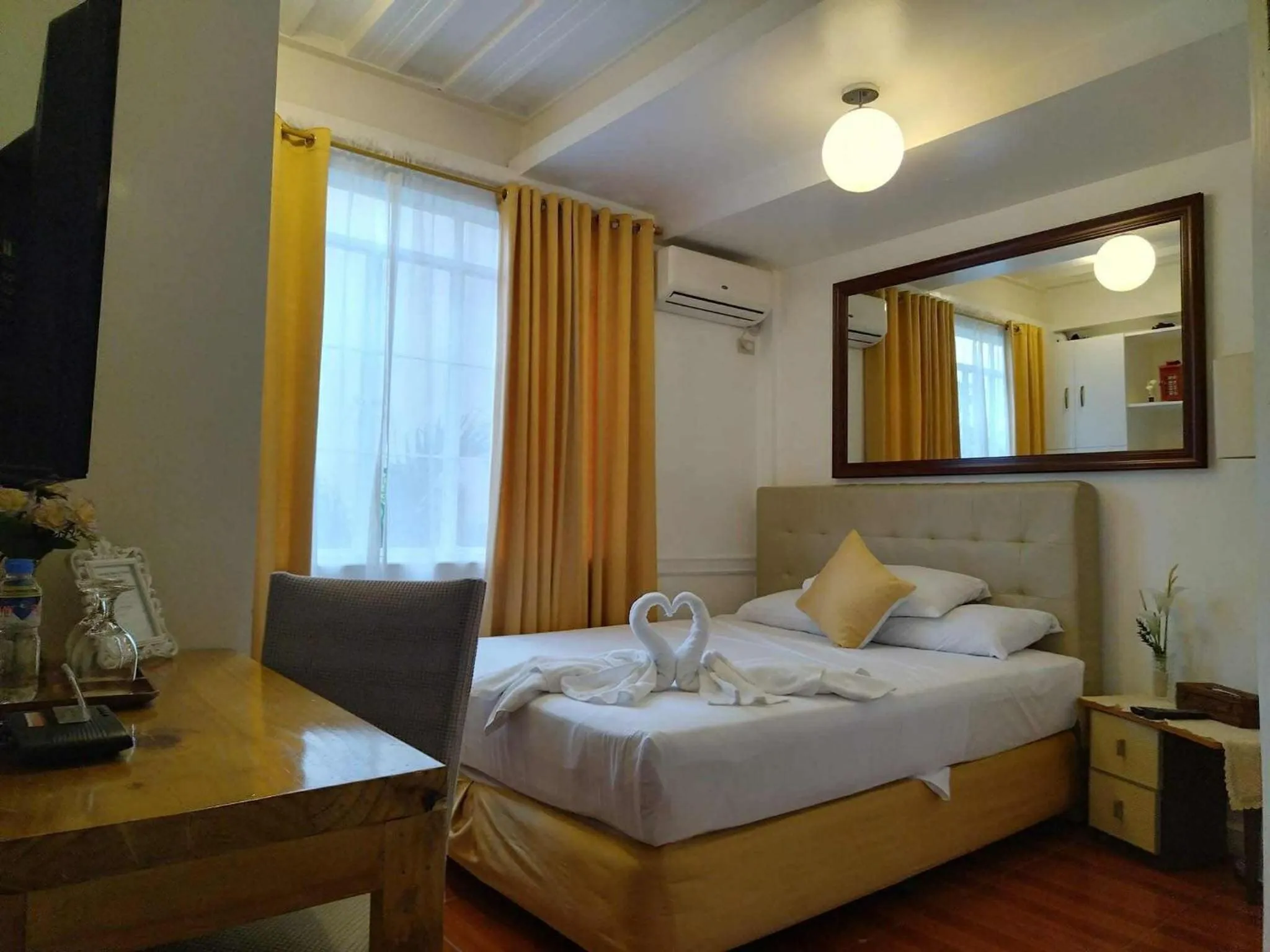 Photo of the whole room, Bed in Makati Riverside Inn