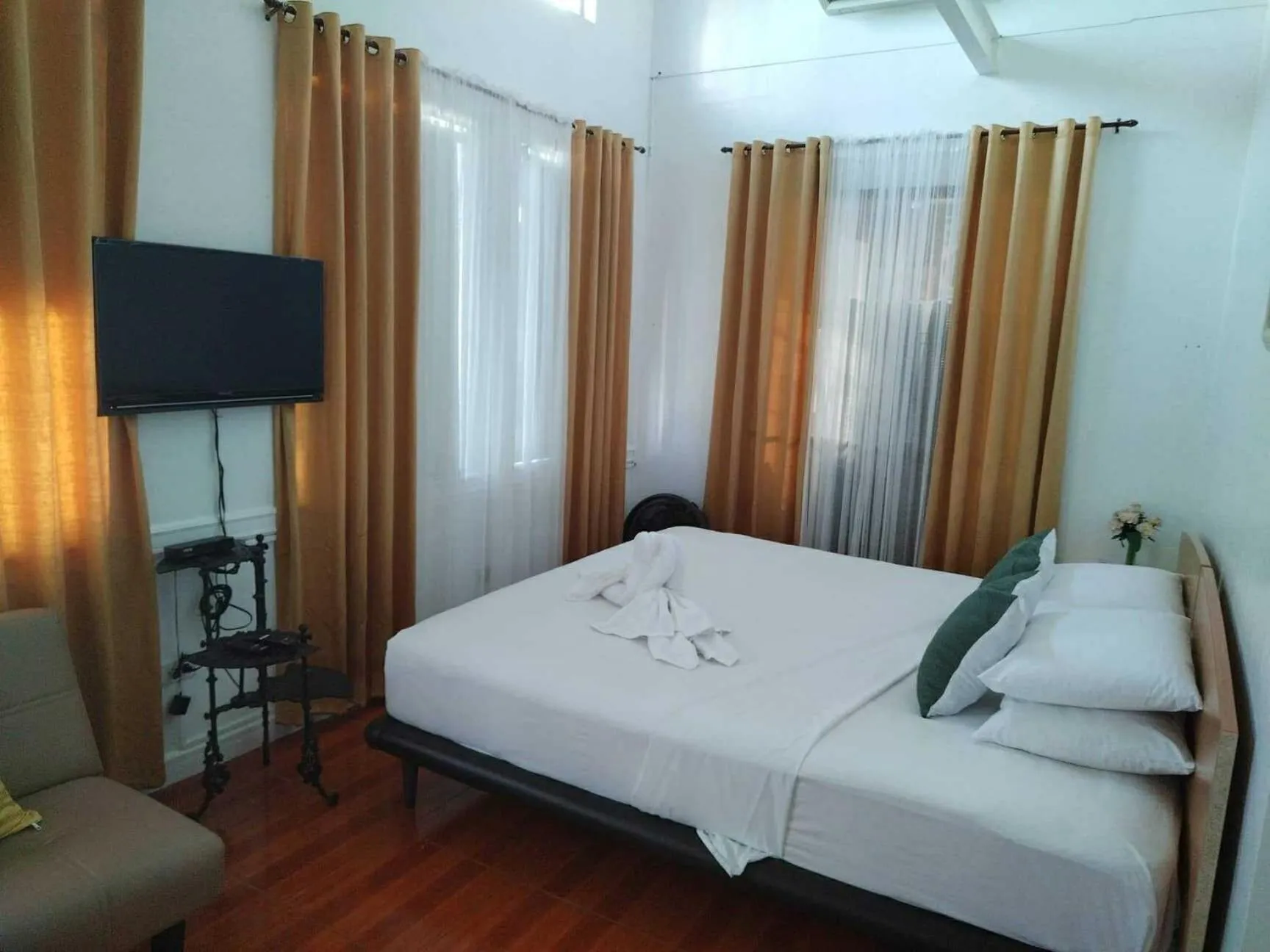 Bedroom, Bed in Makati Riverside Inn