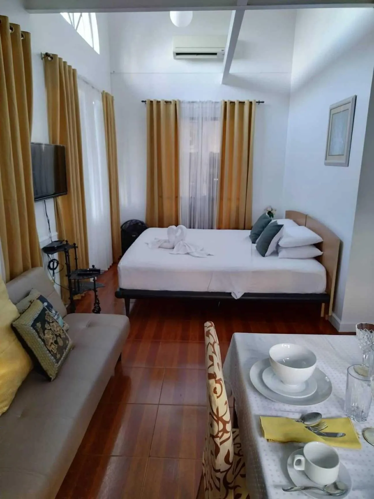 Bed in Makati Riverside Inn