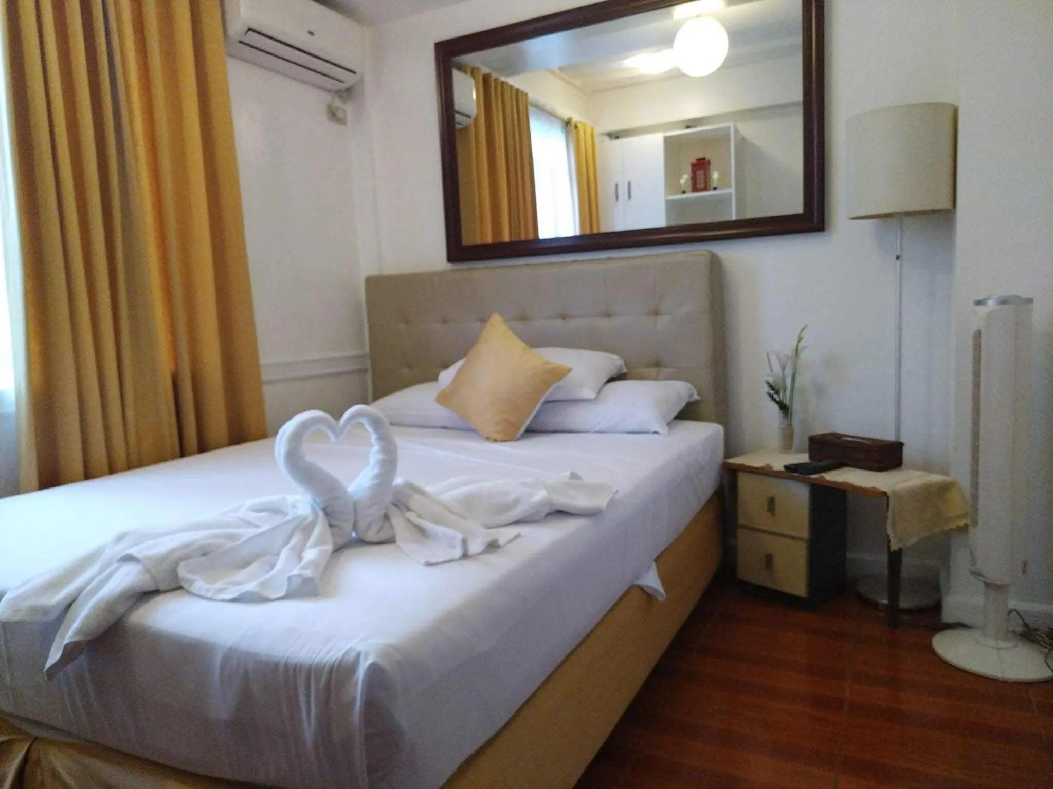 Bedroom, Bed in Makati Riverside Inn