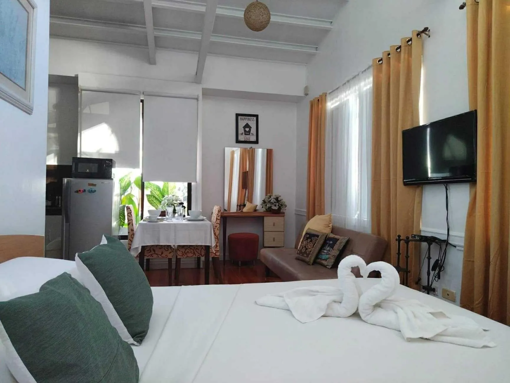 Photo of the whole room, Bed in Makati Riverside Inn