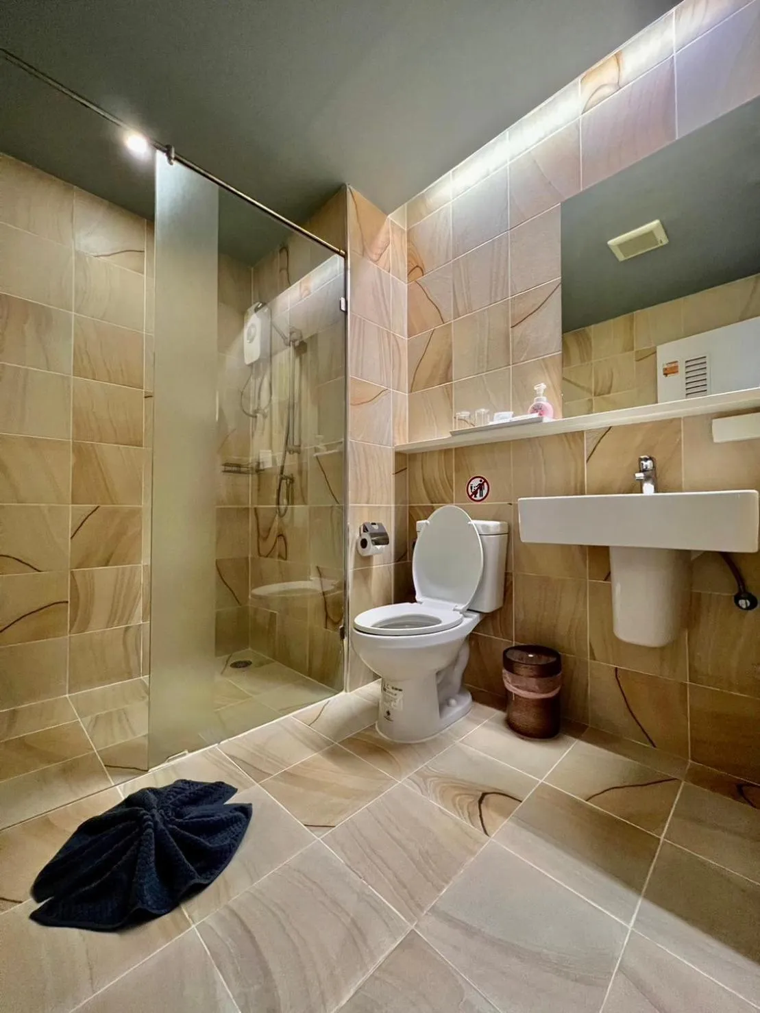 Shower in Le Naview @Prasingh