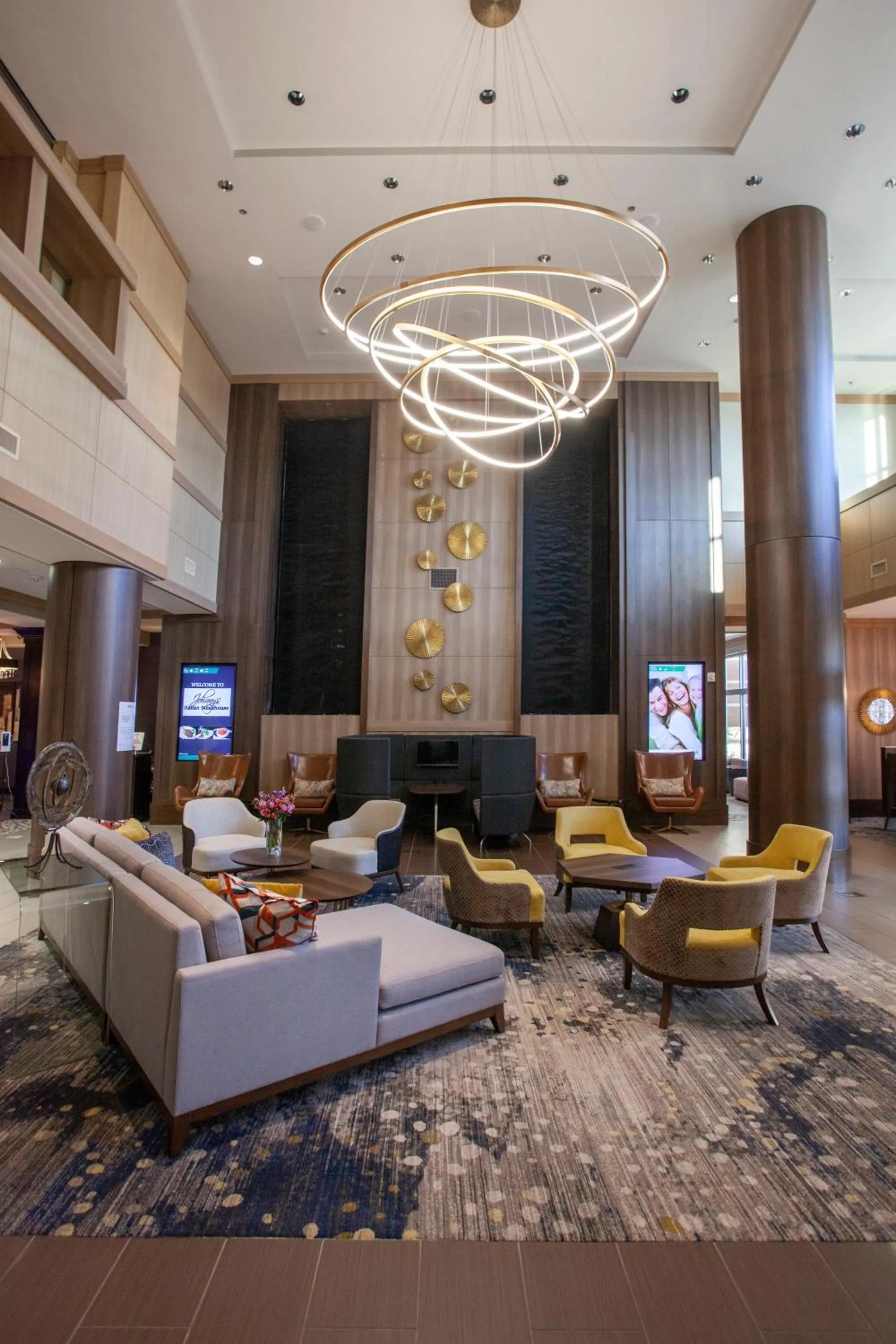 Lobby or reception in Crowne Plaza SHENANDOAH - WOODLANDS AREA by IHG