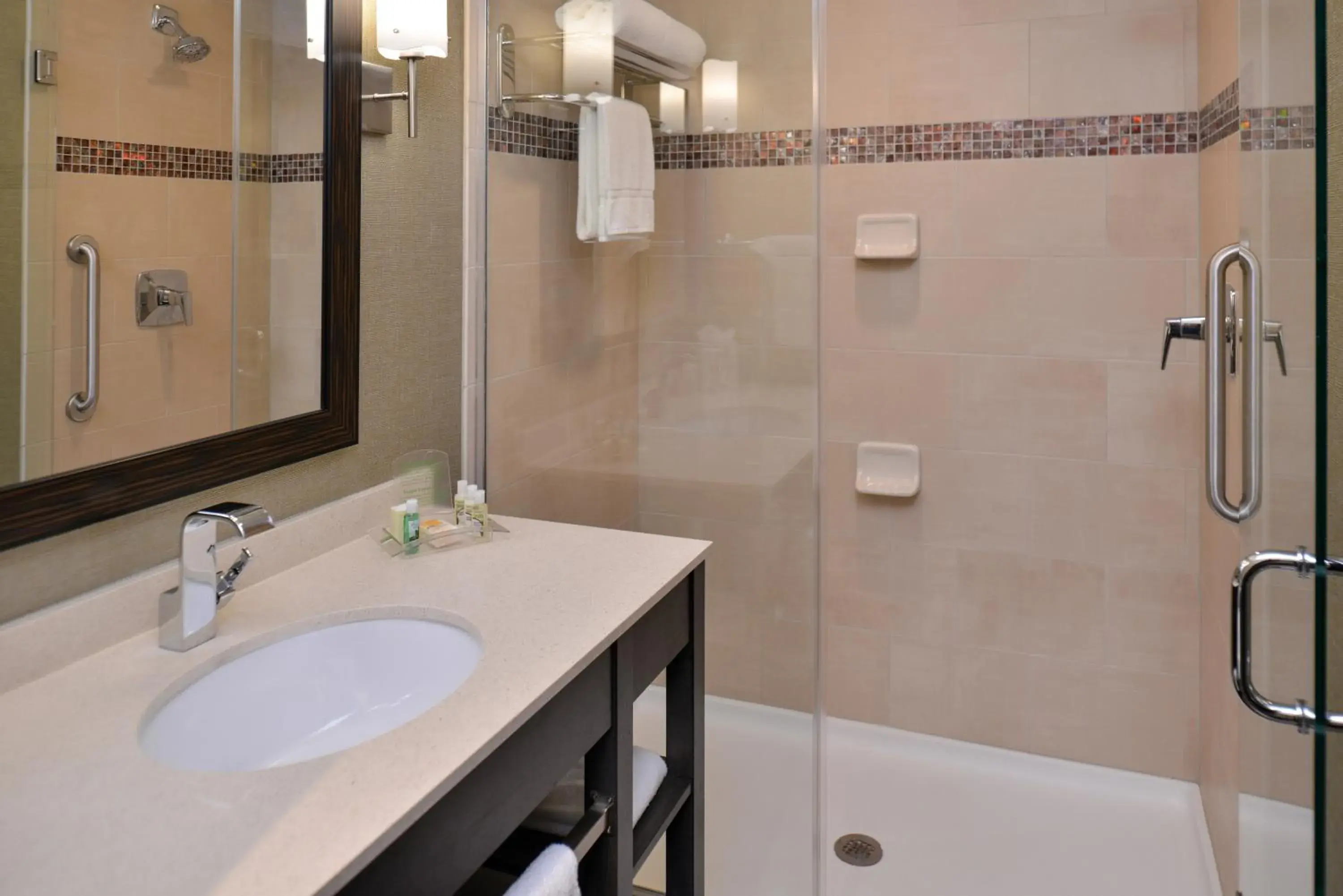 Standard Queen Room with Two Queen Beds and Tub - Communications Accessible in Crowne Plaza SHENANDOAH - WOODLANDS AREA by IHG Standard Queen Room with Two Queen Beds and Tub - Communications Accessible in Crowne Plaza SHENANDOAH - WOODLANDS AREA by IHG